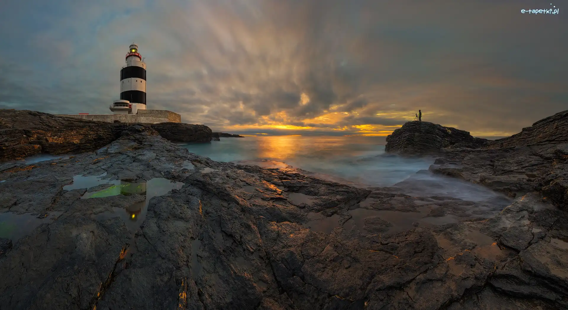 Irlandia, Skały, Chmury, Morze, Latarnia morska Hook Head, Wexford, Zachód słońca