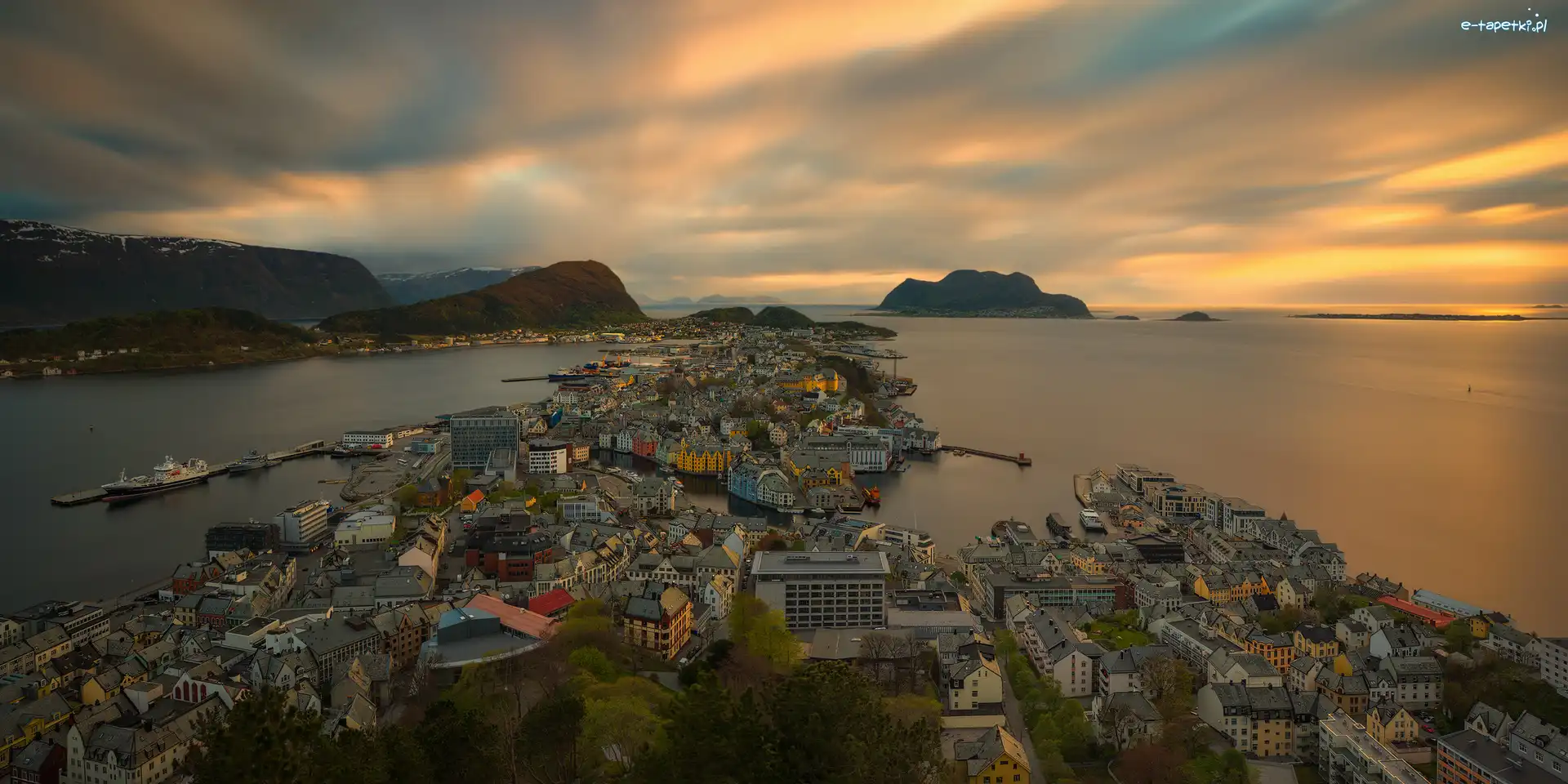 Chmury, Region More og Romsdal, Góry, Alesund, Norwegia, Morze Norweskie, Domy