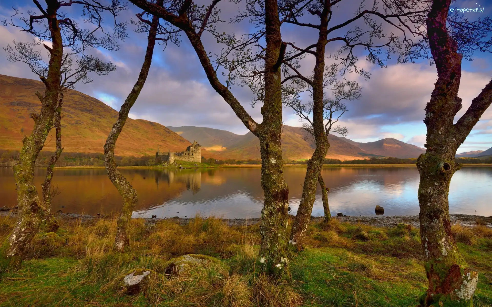 Kilchurn Castle, Drzewa, Wzgórza, Jezioro Awe, Szkocja, Ruiny, Twierdza, Chmury, Zamek, Gałęzie, Niebo
