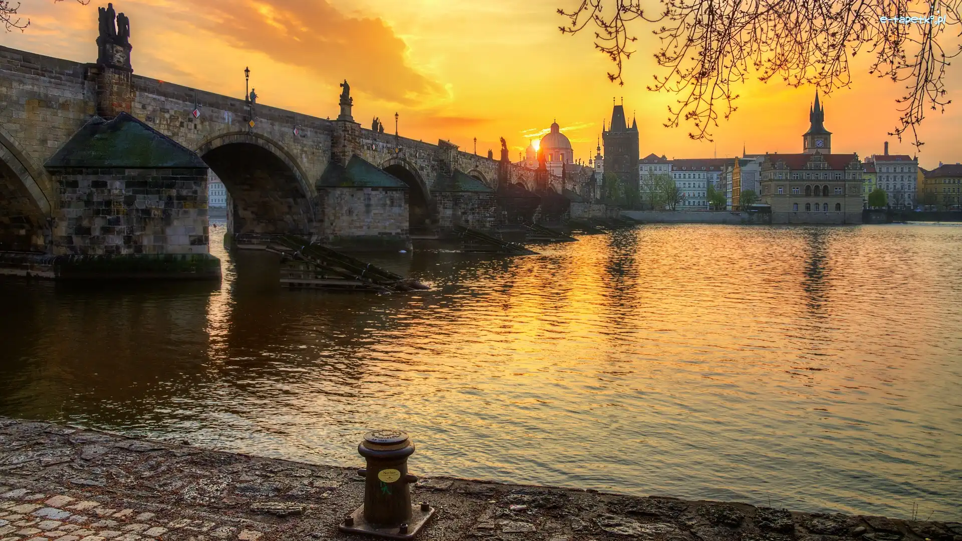 Rzeka Wełtawa, Zachód słońca, Most Karola, Czechy, Praga