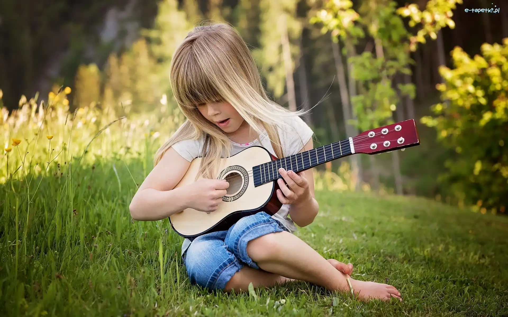 Gitara, Łąka, Dziewczynka