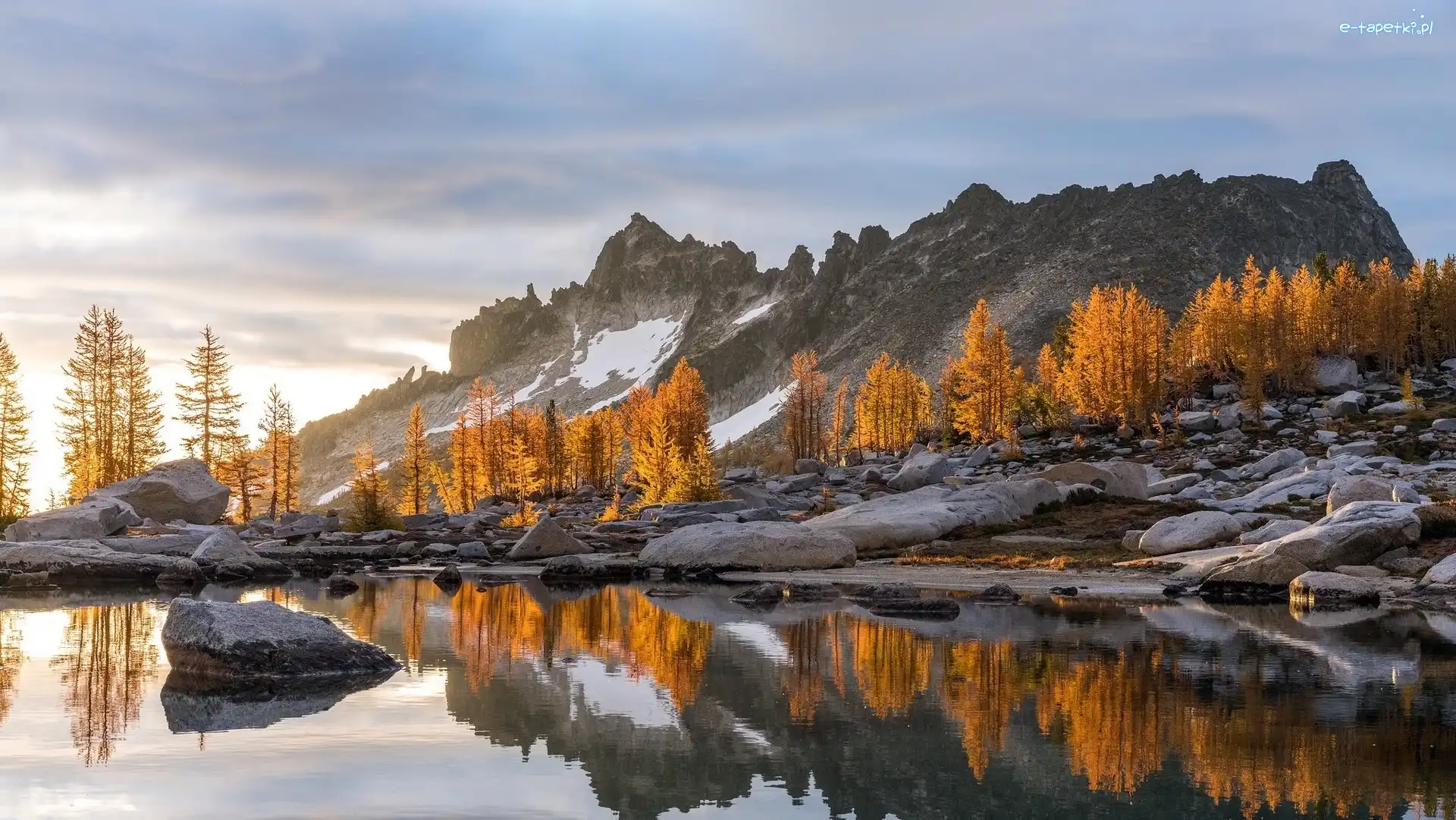 Odbicie, Góry Kaskadowe, Stany Zjednoczone, Kamienie, Rezerwat przyrody, Alpine Lakes Wilderness, Drzewa, Jesień, Jezioro Snow Lake, Stan Waszyngton