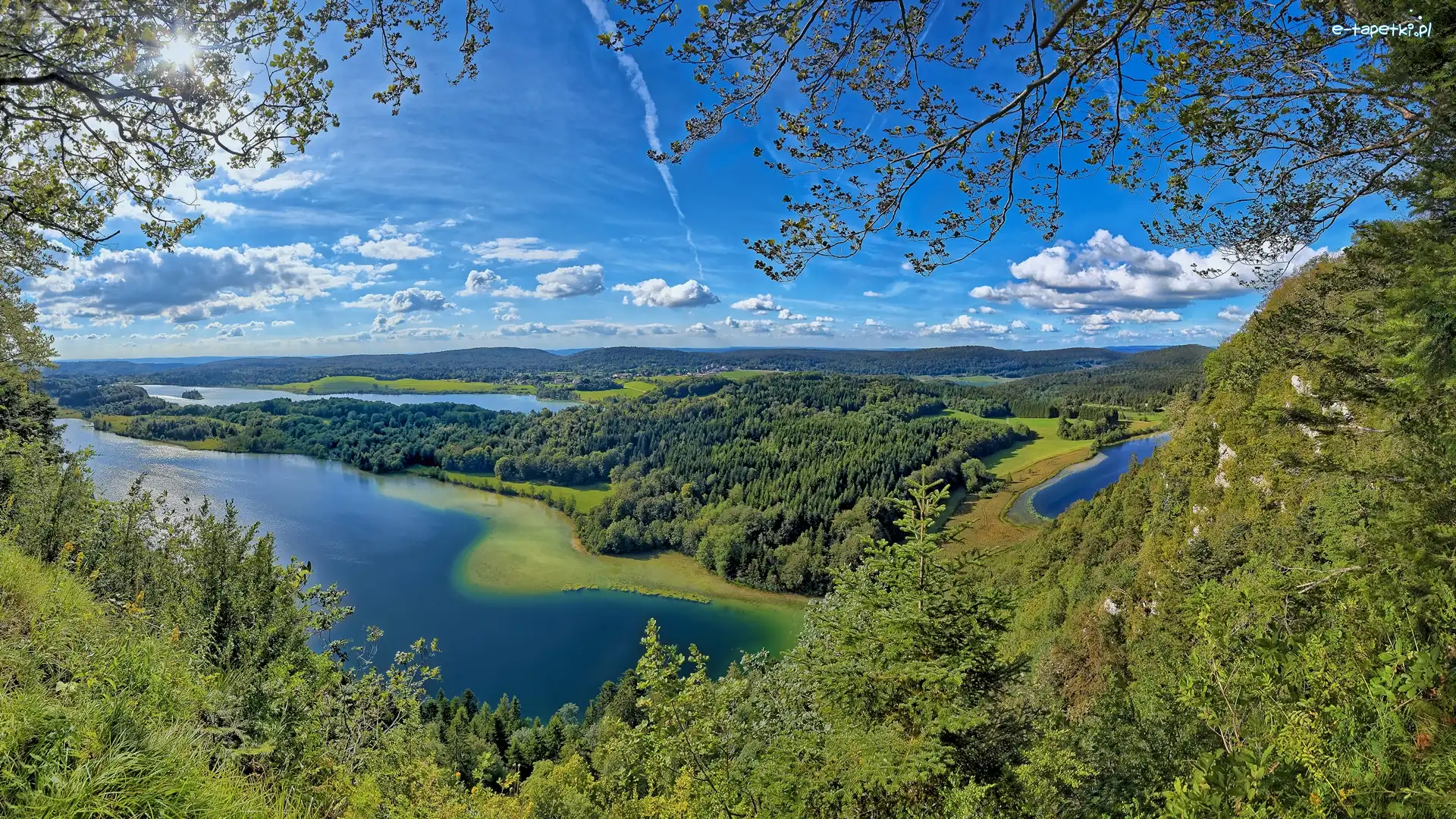 Promienie słońca, Drzewa, Wzgórza, Chmury, Lasy, Jeziora
