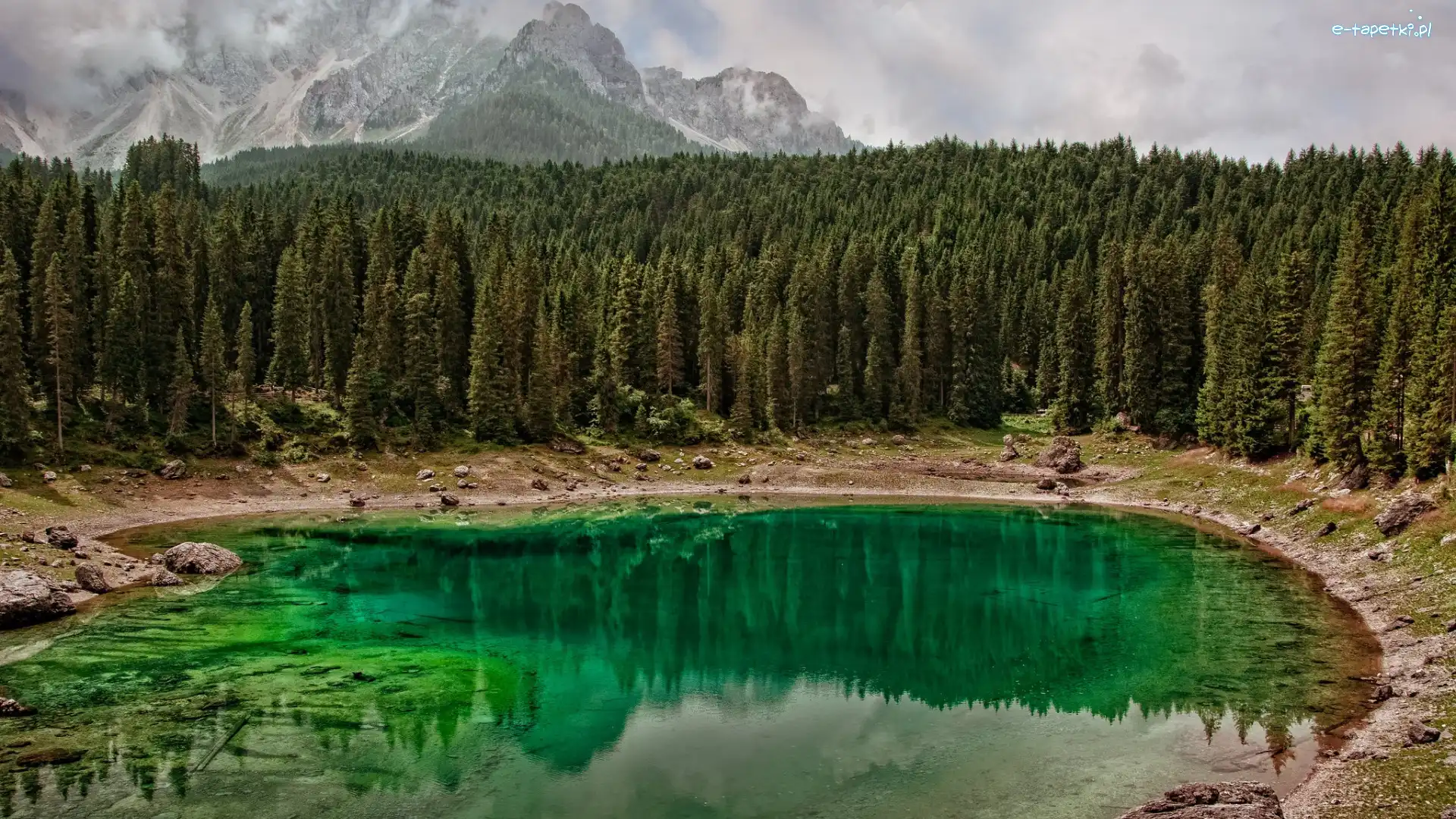 Jezioro Karersee, Góra Latemar, Góry, Drzewa, Las, Włochy, Prowincja Bolzano, Dolomity, Welschnofen