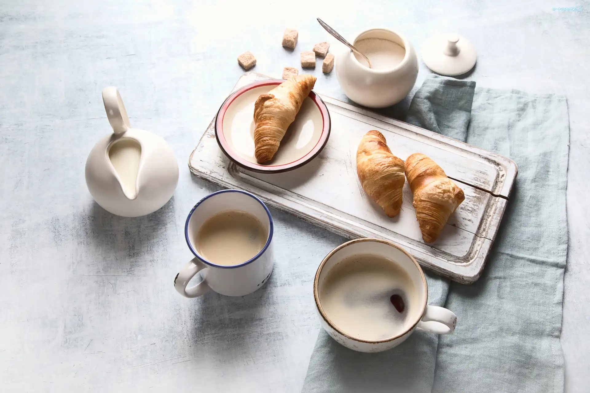 Serwetka, Śniadanie, Deska, Croissanty, Kompozycja, Rogaliki, Dzbanuszek, Kubek, Cukierniczka, Kawa, Filiżanka