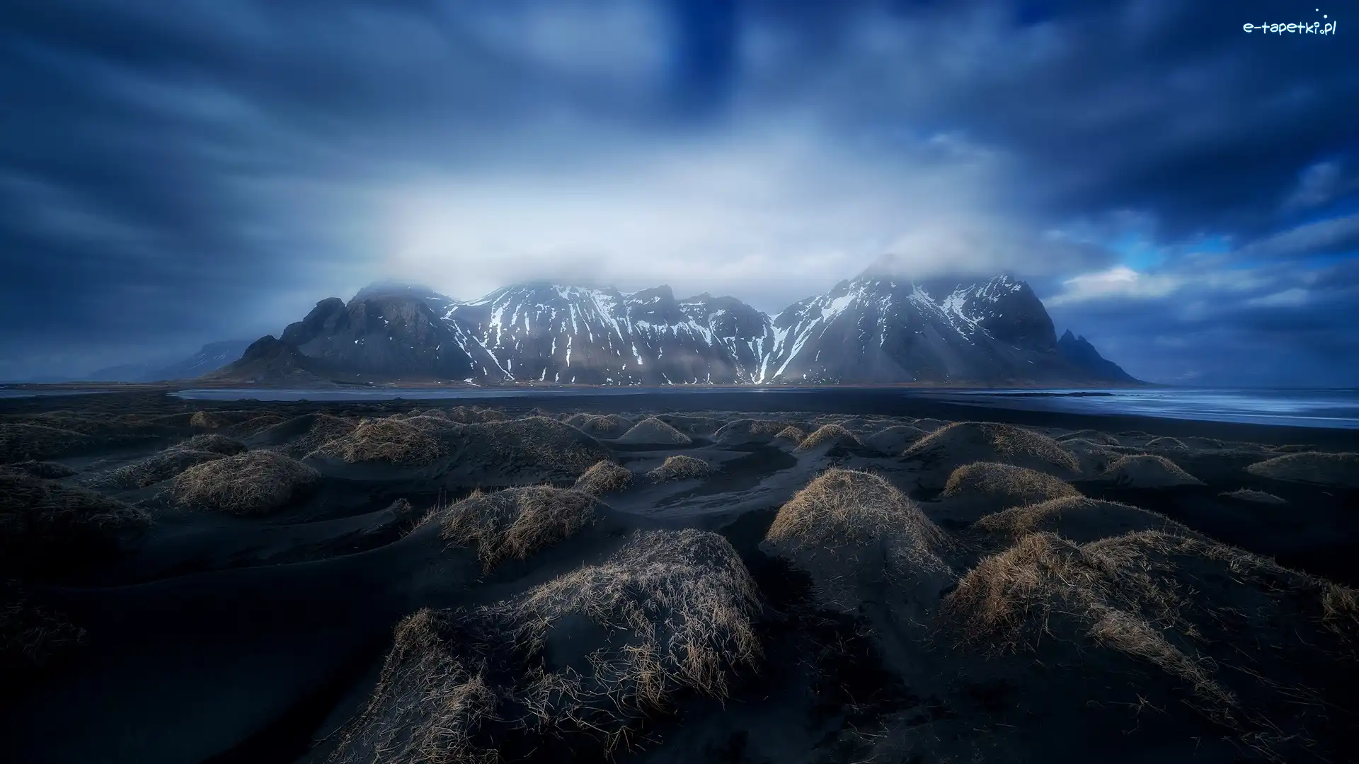 Góra Vestrahorn, Sucha, Islandia, Góry, Morze, Mgła, Chmury, Kępy, Trawa, Plaża Stokksnes