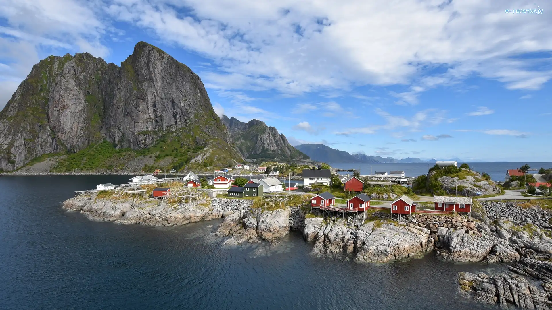 Góra Góra Higravstinden, Lofoty, Chmury, Domy, Góry, Skały, Wioska Reine, Norwegia