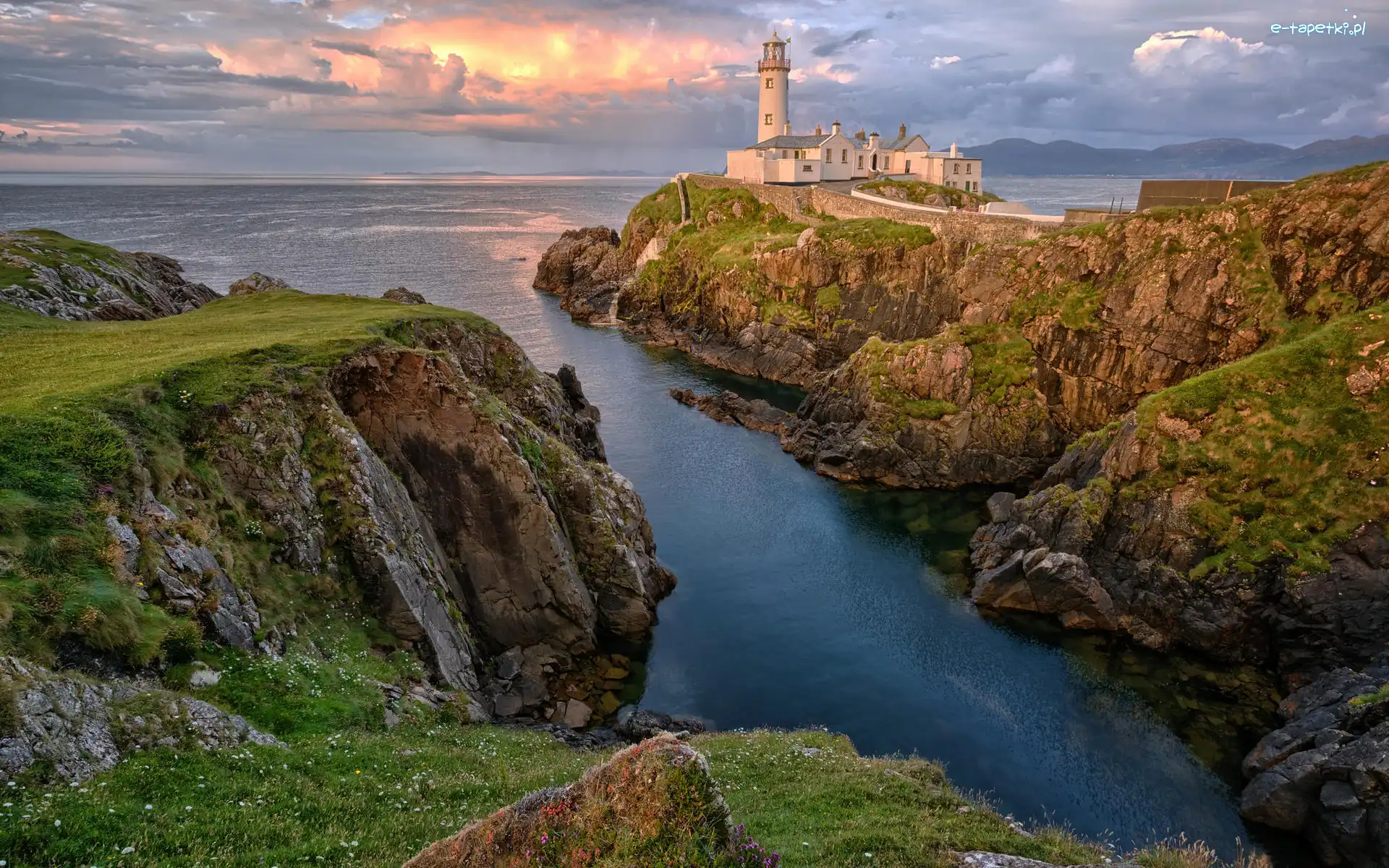 Chmury, Fanad Head Lighthouse, Irlandia, Hrabstwo Donegal, Skały, Zachód słońca, Portsalon, Latarnia morska