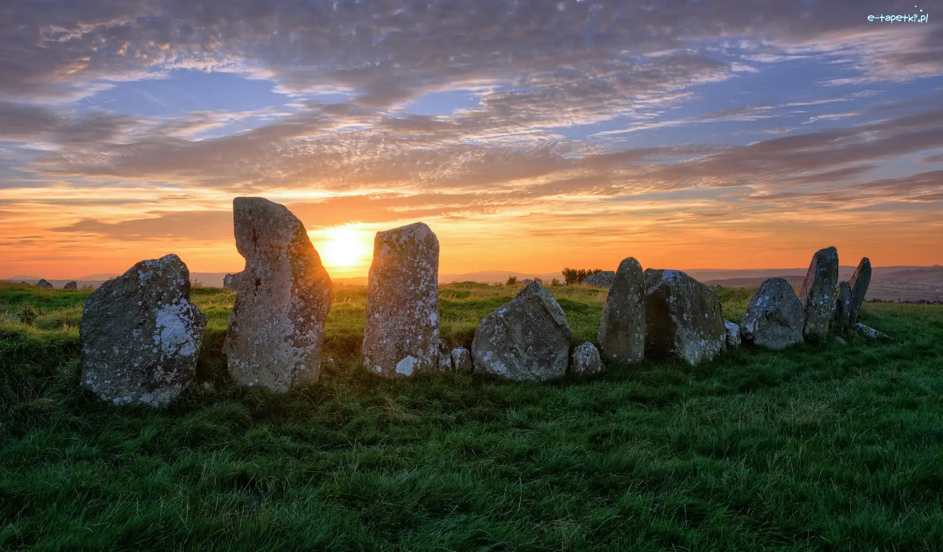 Irlandia, Kamienie, Wschód słońca, Kamienny krąg, Beltany Stone Circle, Hrabstwo Donegal, Chmury