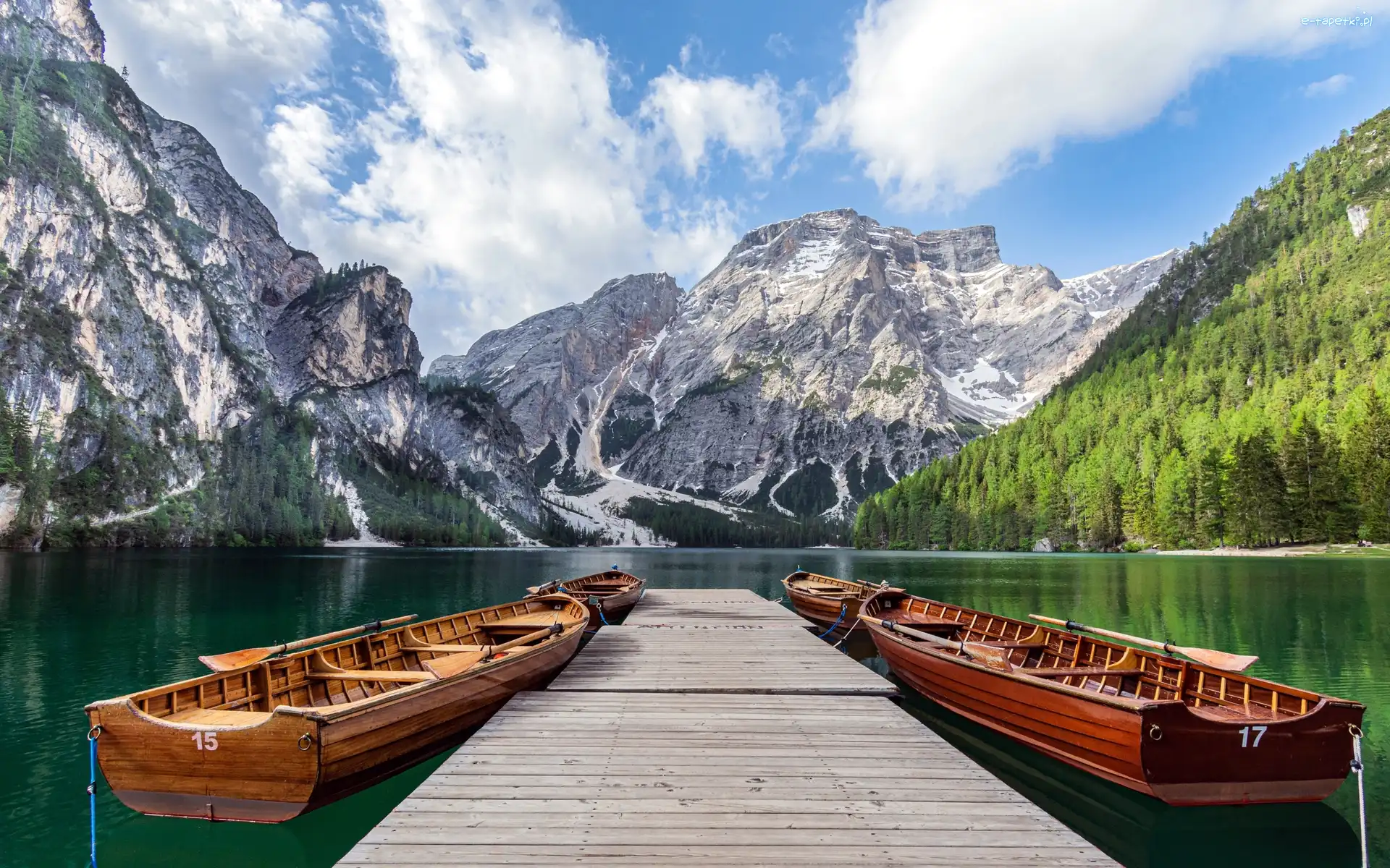Pomost, Łódki, Góry, Lago di Braies, Jezioro Pragser Wildsee, Włochy, Południowy Tyrol, Dolomity, Lasy