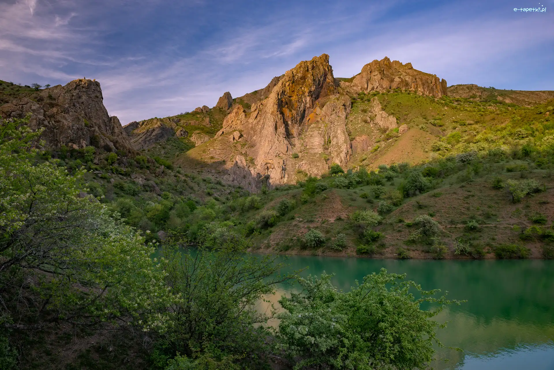 Góry, Skały, Jezioro, Drzewa, Krzewy