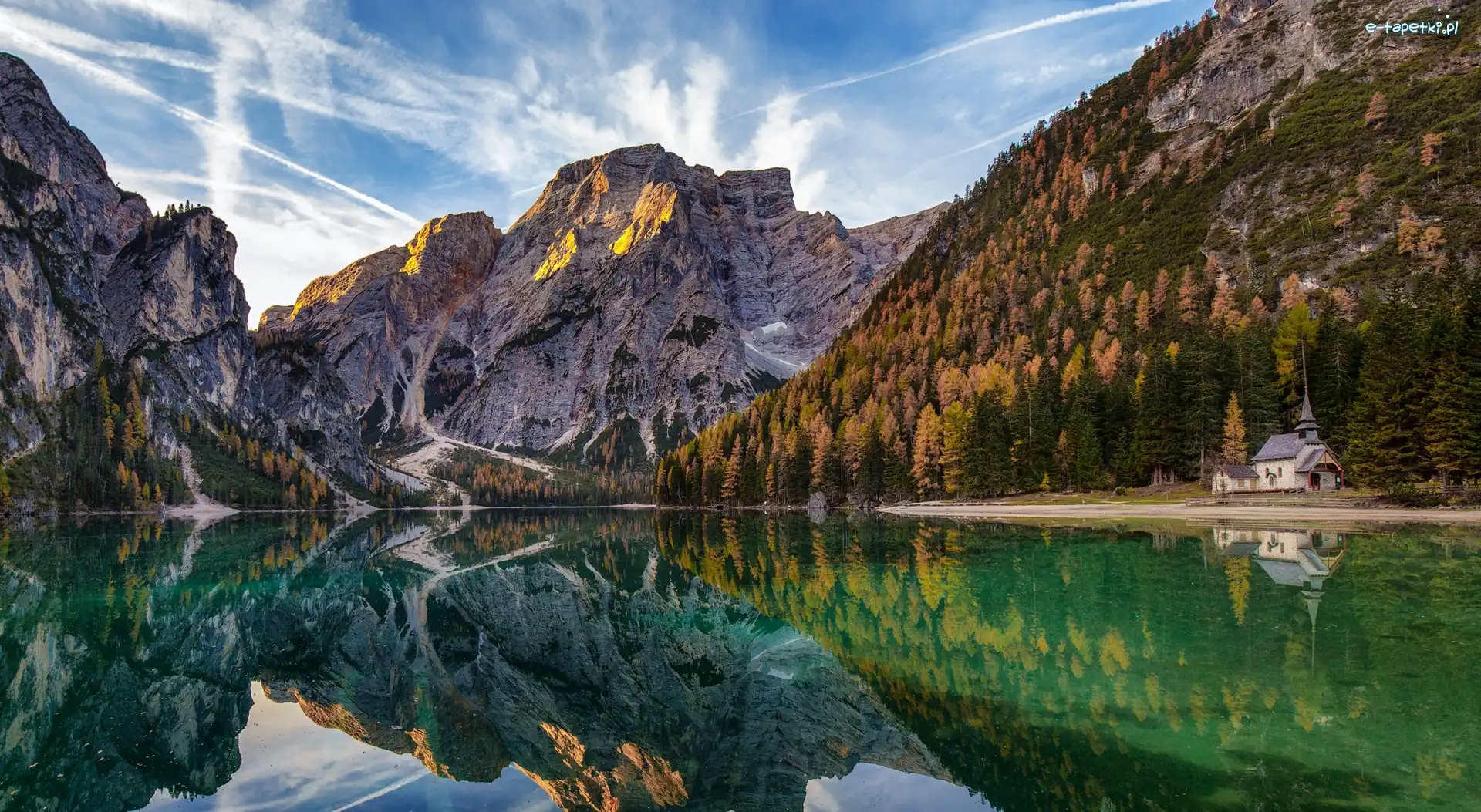Las, Drzewa, Jezioro Pragser Wildsee, Dolomity, Góry, Włochy, Odbicie, Kapliczka, Chmury