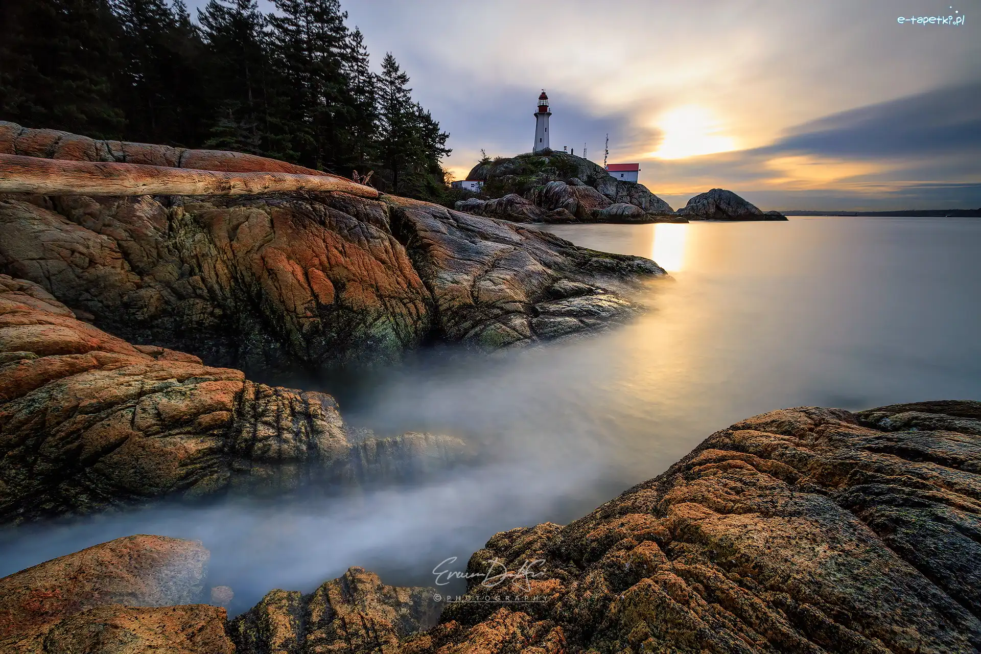 Kanada, Wschód słońca, Latarnia morska Point Atkinson, Drzewa, Skały, Vancouver, Cieśnina Strait of Georgia