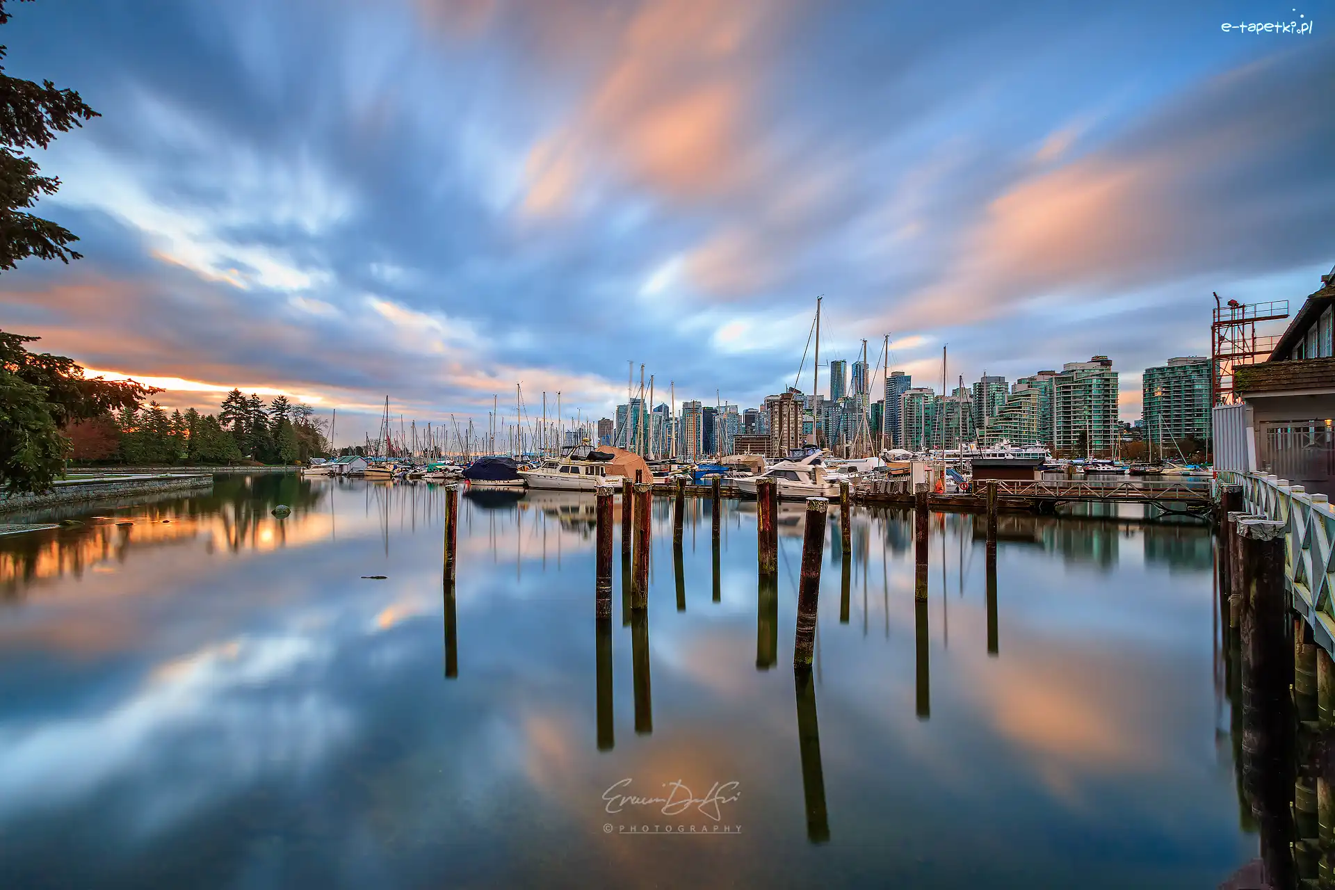 Wschód słońca, Stanley Park Marina, Chmury, Klub jachtowy, Kanada, Żaglówki, Wieżowce, Vancouver, Jachty, Przystań, Prowincja Kolumbia Brytyjska