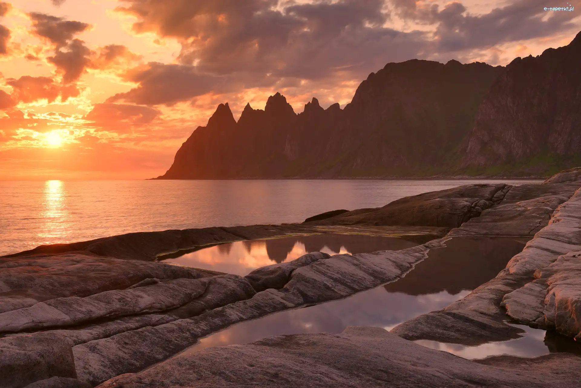 Norwegia, Wyspa, Senja, Morze, Zachód słońca, Skały, Góry