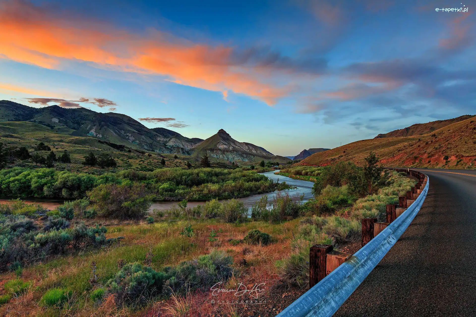 Chmury, Droga, Rzeka Snake, Góra Sheep Rock, Góry, Stany Zjednoczone, Oregon, Drzewa, Park Narodowy John Day Fossil Beds National Monument