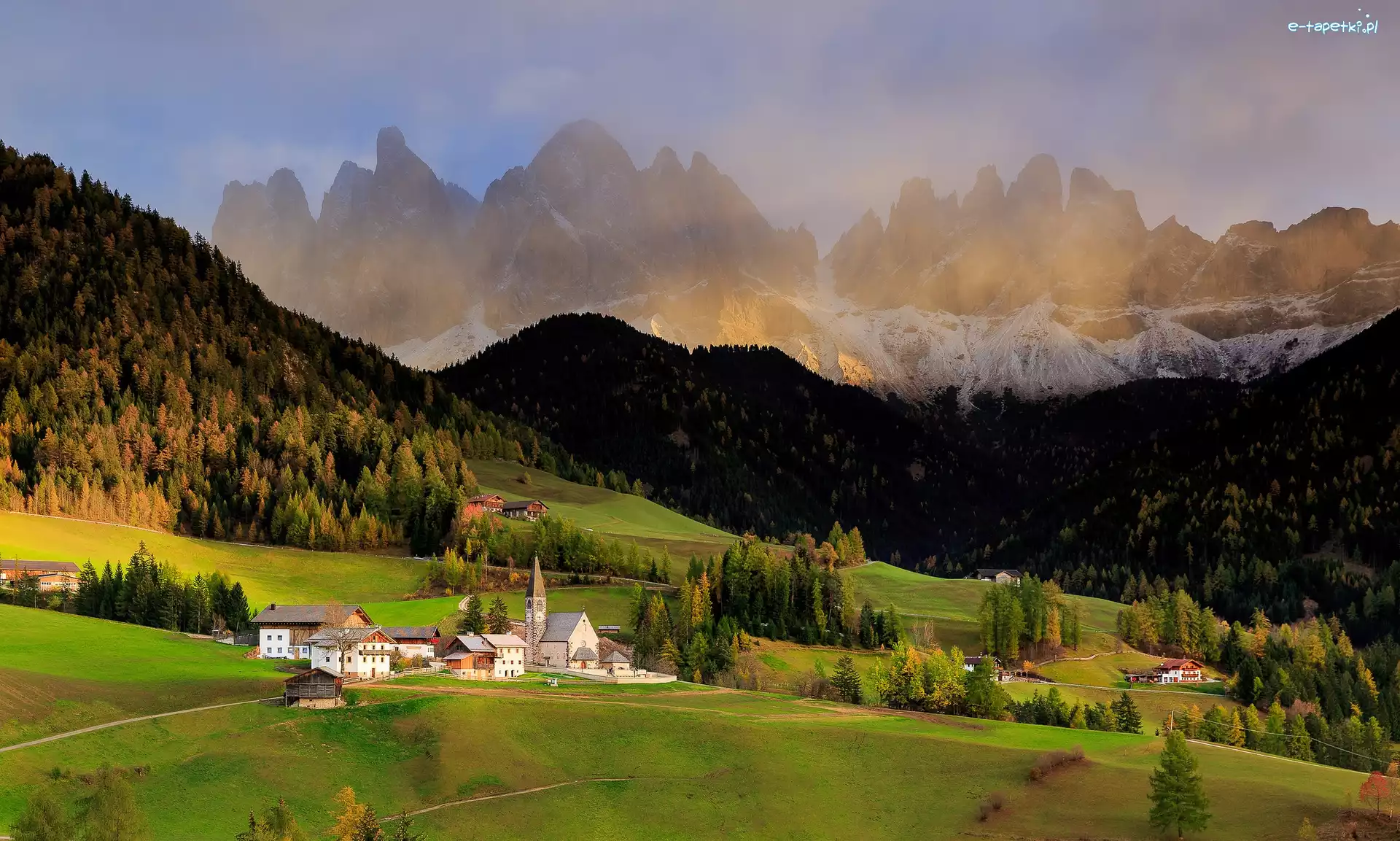 Drzewa, Włochy, Domy, Dolina Val di Funes, Chmury, Góry, Lasy, Mgła, Dolomity, Wieś Santa Maddalena, Kościół