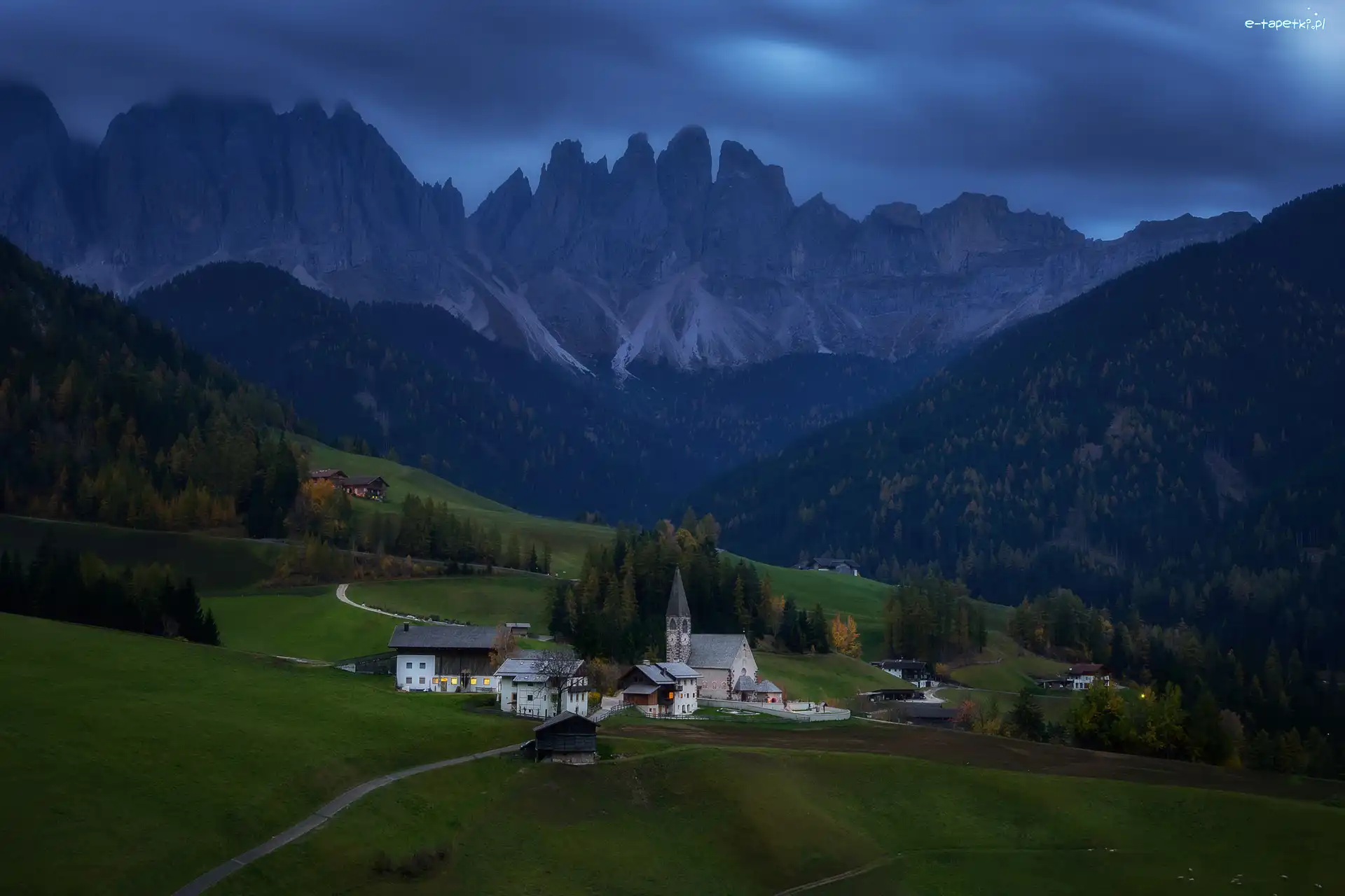 Domy, Wieś Santa Maddalena, Włochy, Drzewa, Góry, Dolomity, Lasy, Dolina Val di Funes, Wieczór, Kościół