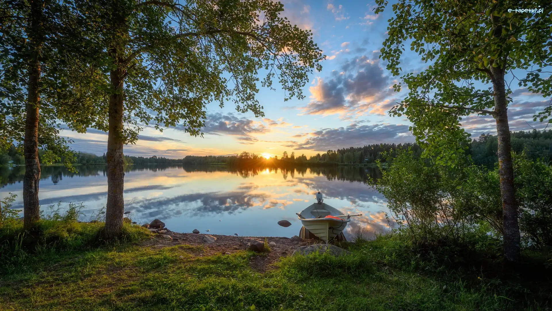 Oulu, Drzewa, Rzeka Oulujoki, Finlandia, Łódka, Zachód słońca