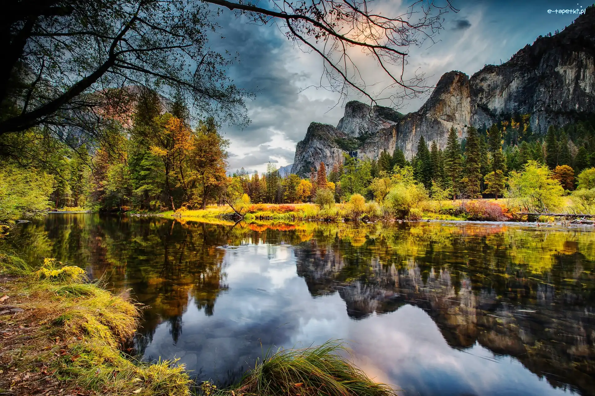 Góry, Kalifornia, Odbicie, Chmury, Park Narodowy Yosemite, Rzeka Merced, Drzewa, Stany Zjednoczone