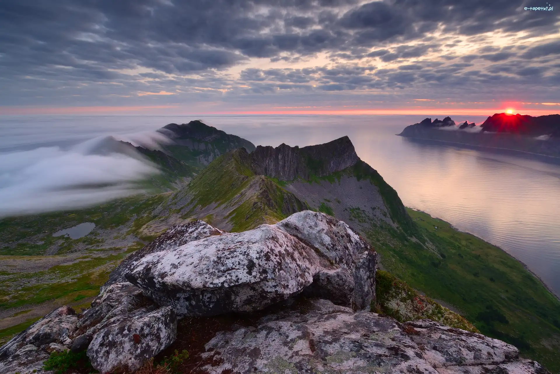 Skały, Morze, Norwegia, Wyspa Senja, Góry, Szczyt Husfjellet, Mgła, Wschód słońca