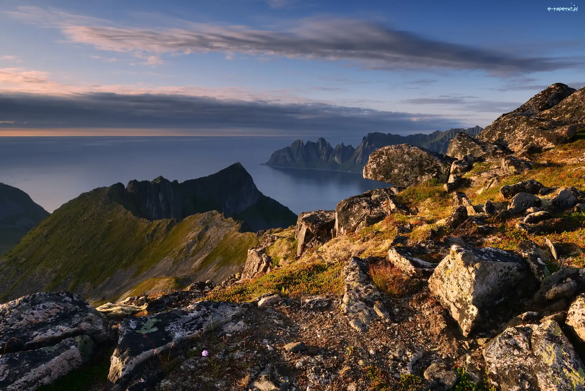 Góra Husfjellet, Morze, Skały, Zachód słońca, Norwegia, Wyspa Senja