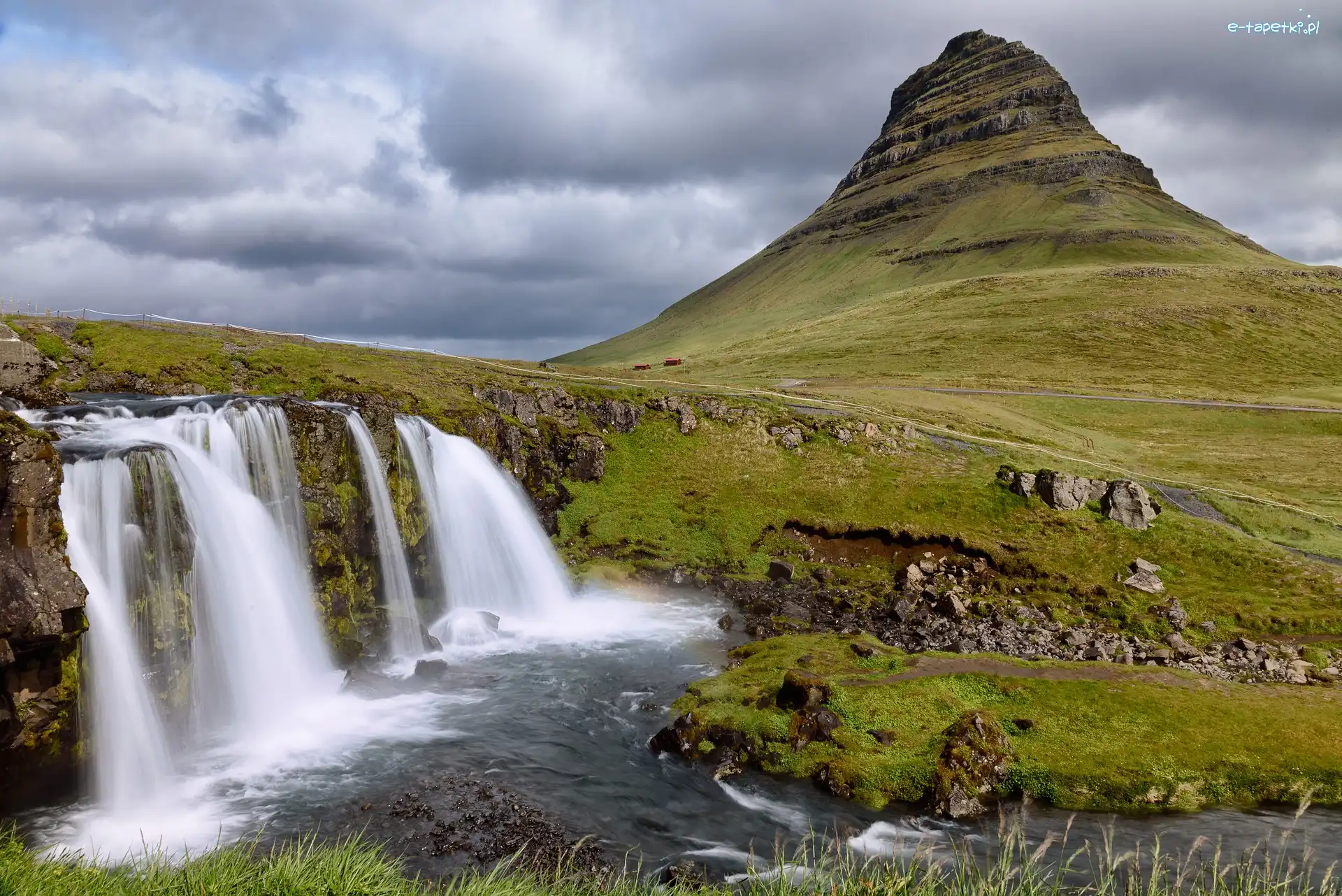 Góra Kirkjufell, Rzeka, Wodospad Kirkjufellsfoss, Islandia, Półwysep Snaefellsnes