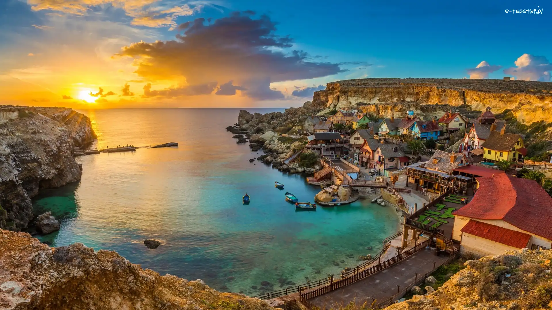 Park rozrywki, Wybrzeże, Malta, Chmury, Skały, Domy, Wschód słońca, Morze, Zatoka Anchor Bay, Popeye Village