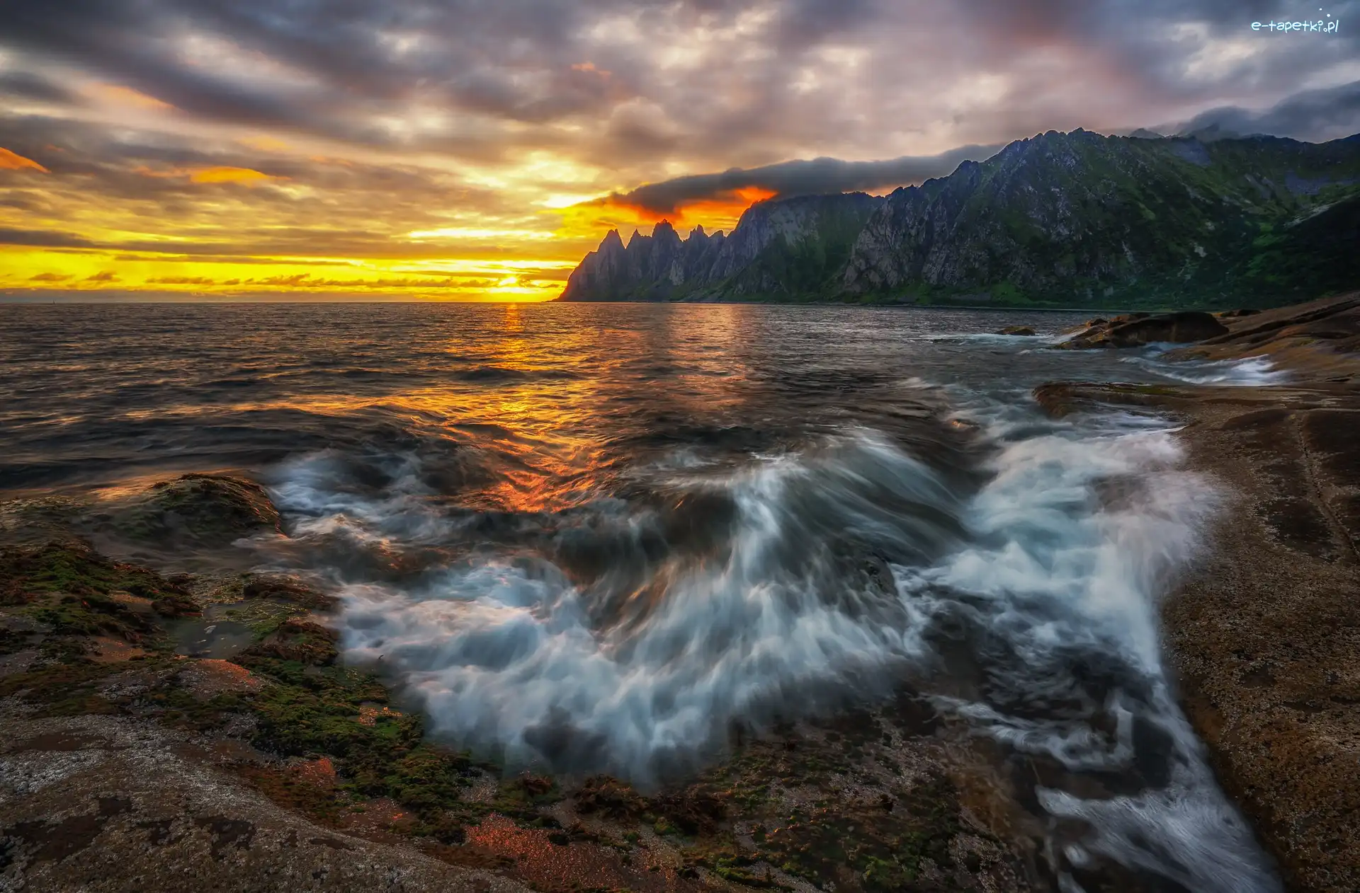 Wyspa Senja, Zachód słońca, Tungeneset, Norwegia, Morze, Góry