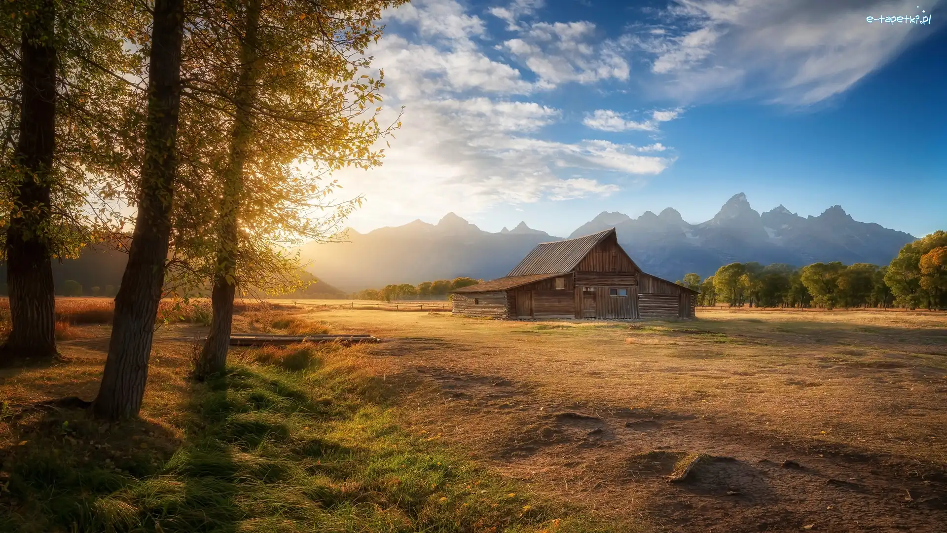 Wschód słońca, Drzewa, Dom, Góry, Park Narodowy Grand Teton, Stany Zjednoczone, Stan Wyoming, Stodoła, Chmury