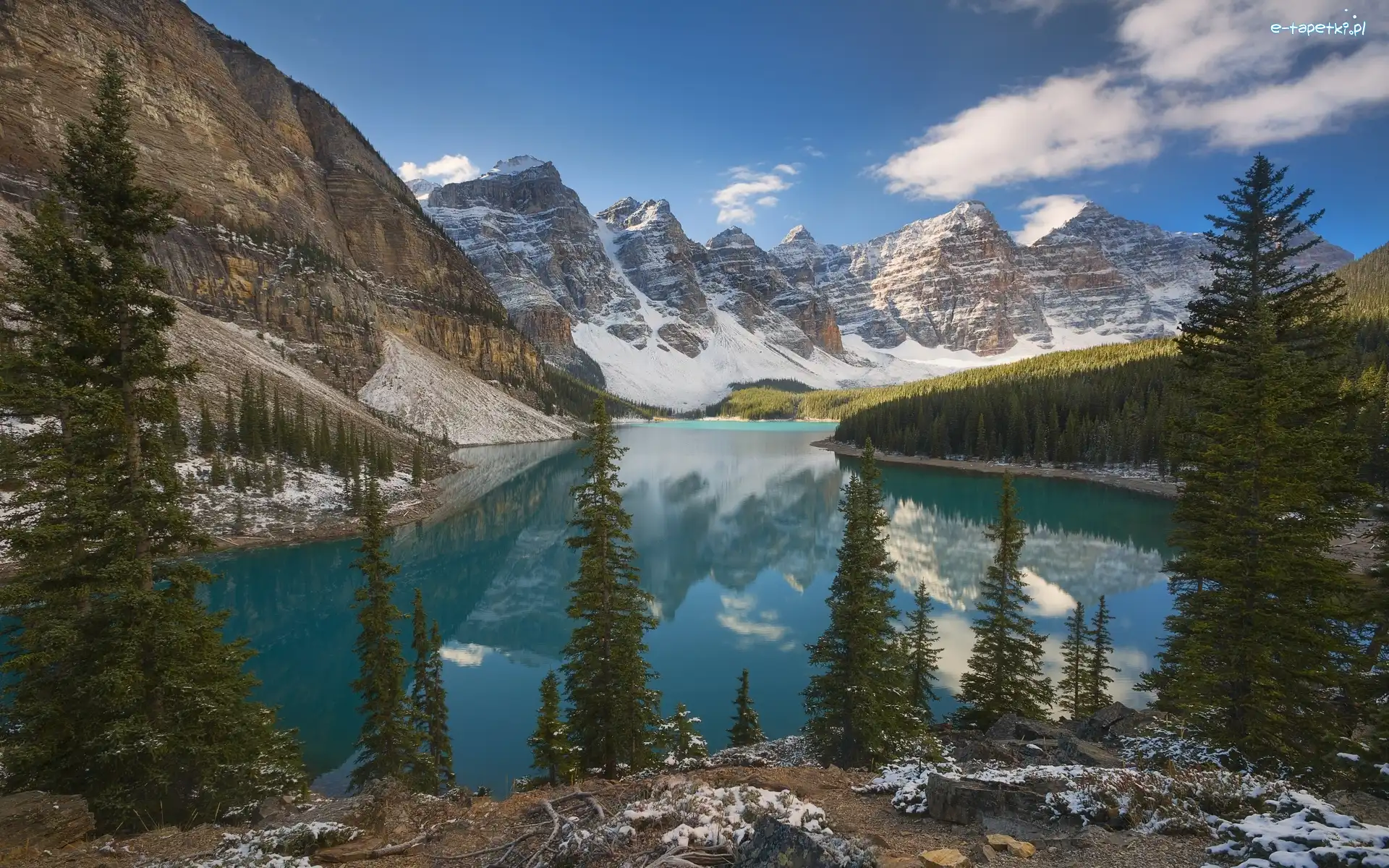 Chmury, Góry, Las, Jezioro Moraine, Park Narodowy Banff, Kanada, Prowincja Alberta, Drzewa, Odbicie