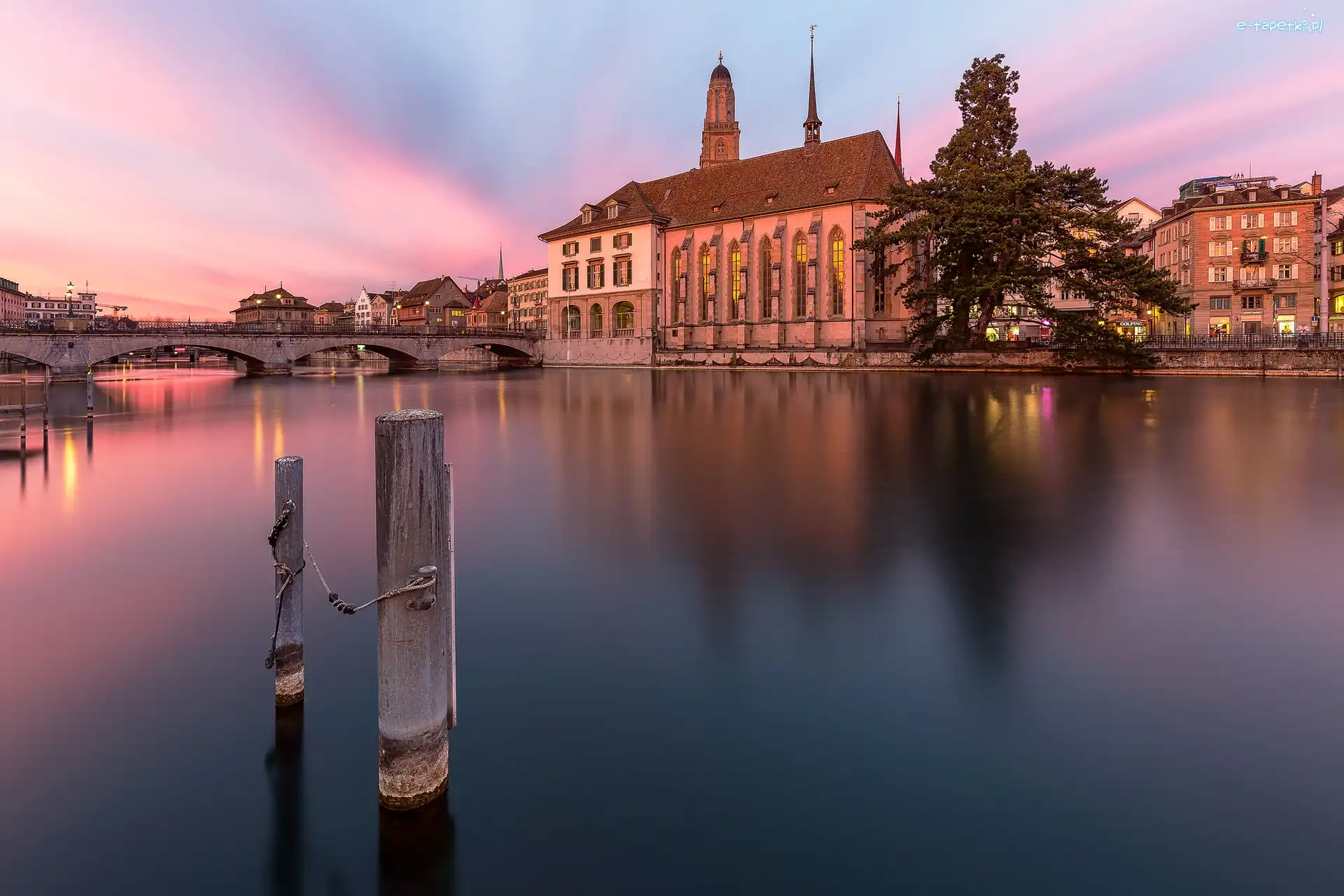 Rzeka Limmat, Most, Kościół Grossmunster, Szwajcaria, Zurych
