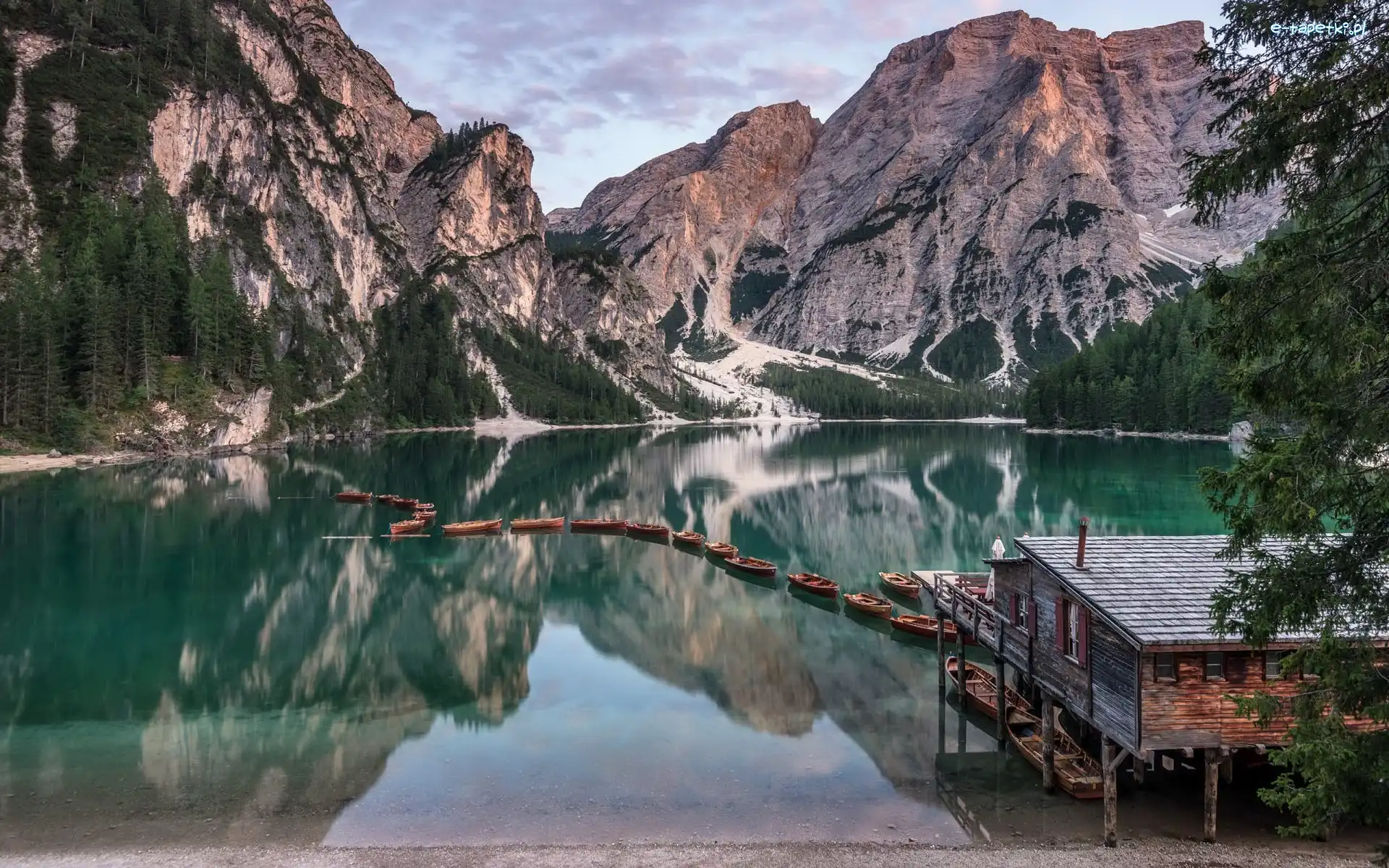 Drzewa, Góry Dolomity, Region Trydent-Górna Adyga, Południowy Tyrol, Włochy, Łódki, Dom, Jezioro Pragser Wildsee, Drewniany
