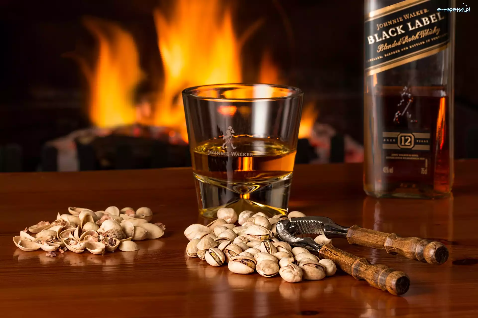 Kominek, Szklanka, Pistacje, Ogień, Johnnie Walker Black Label Whisky, Butelka