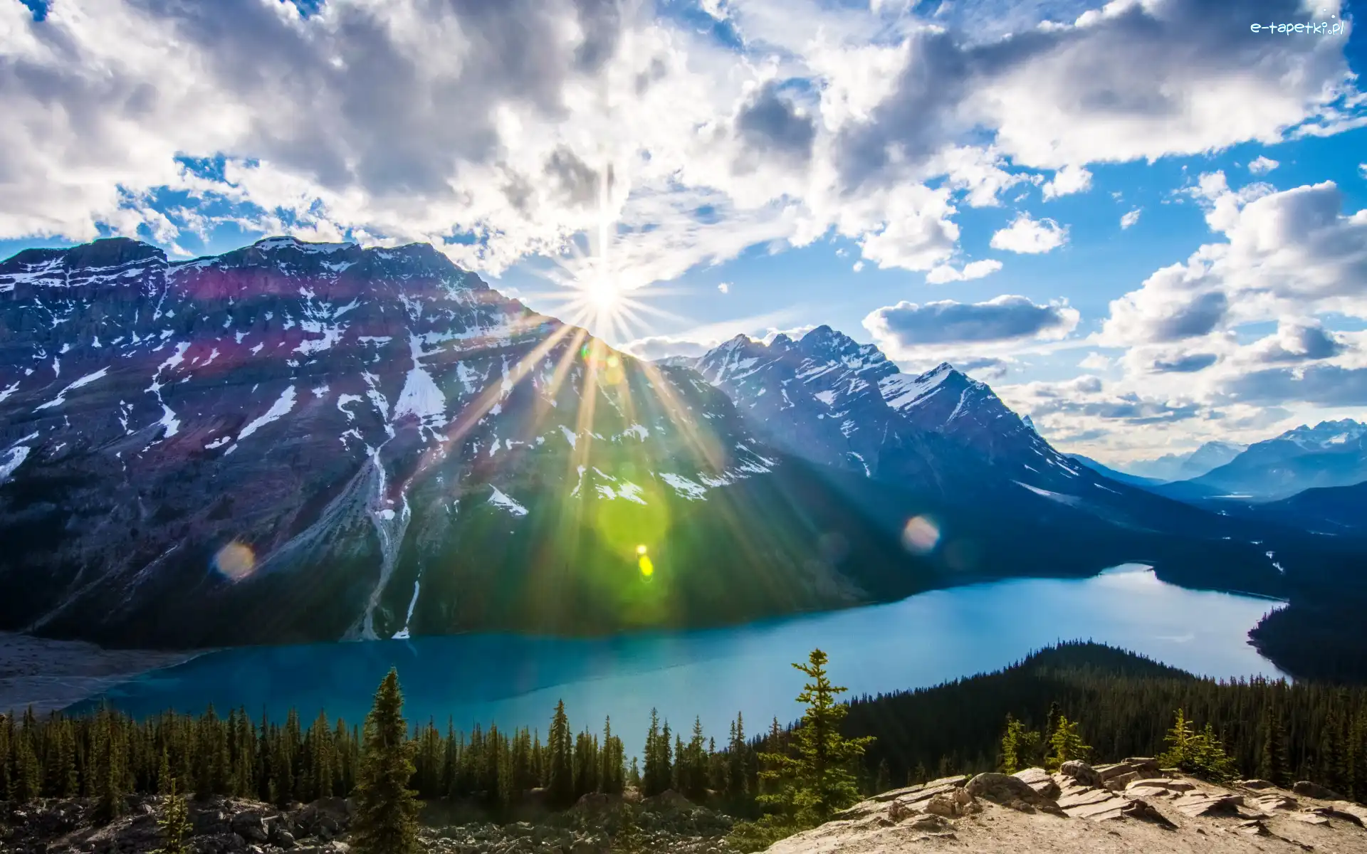 Promienie słońca, Chmury, Las, Park Narodowy Banff, Jezioro Peyto, Kanada, Prowincja Alberta, Niebo, Góry