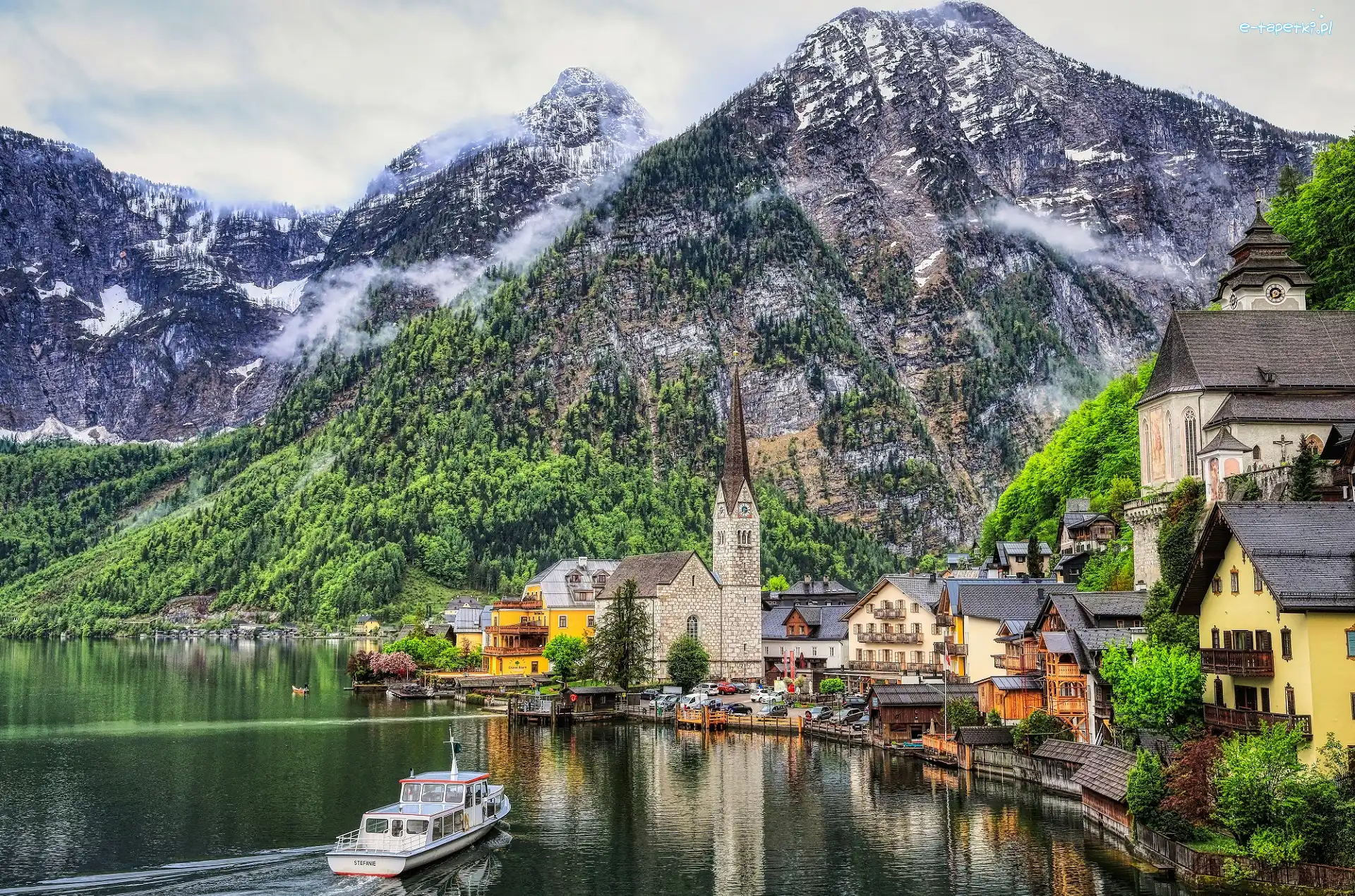 Drzewa, Miasteczko, Statek, Lasy, Domy, Kościół, Góry, Austria, Hallstatt, Jezioro Hallstattersee