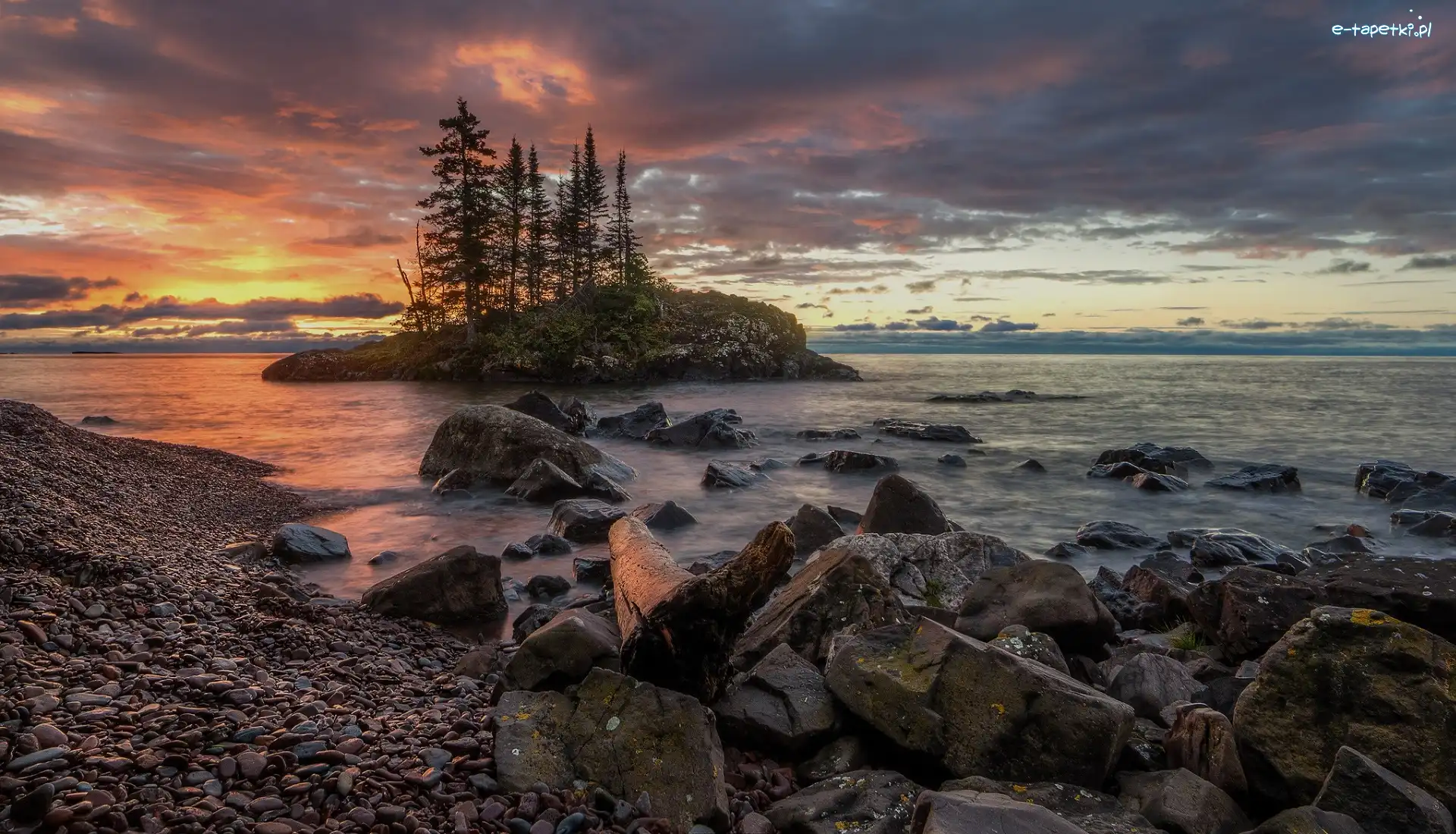 Zachód słońca, Kamienie, Wysepka, Jezioro górne, Jezioro Lake Superior, Stany Zjednoczone, Minnesota, Drzewa, Cook