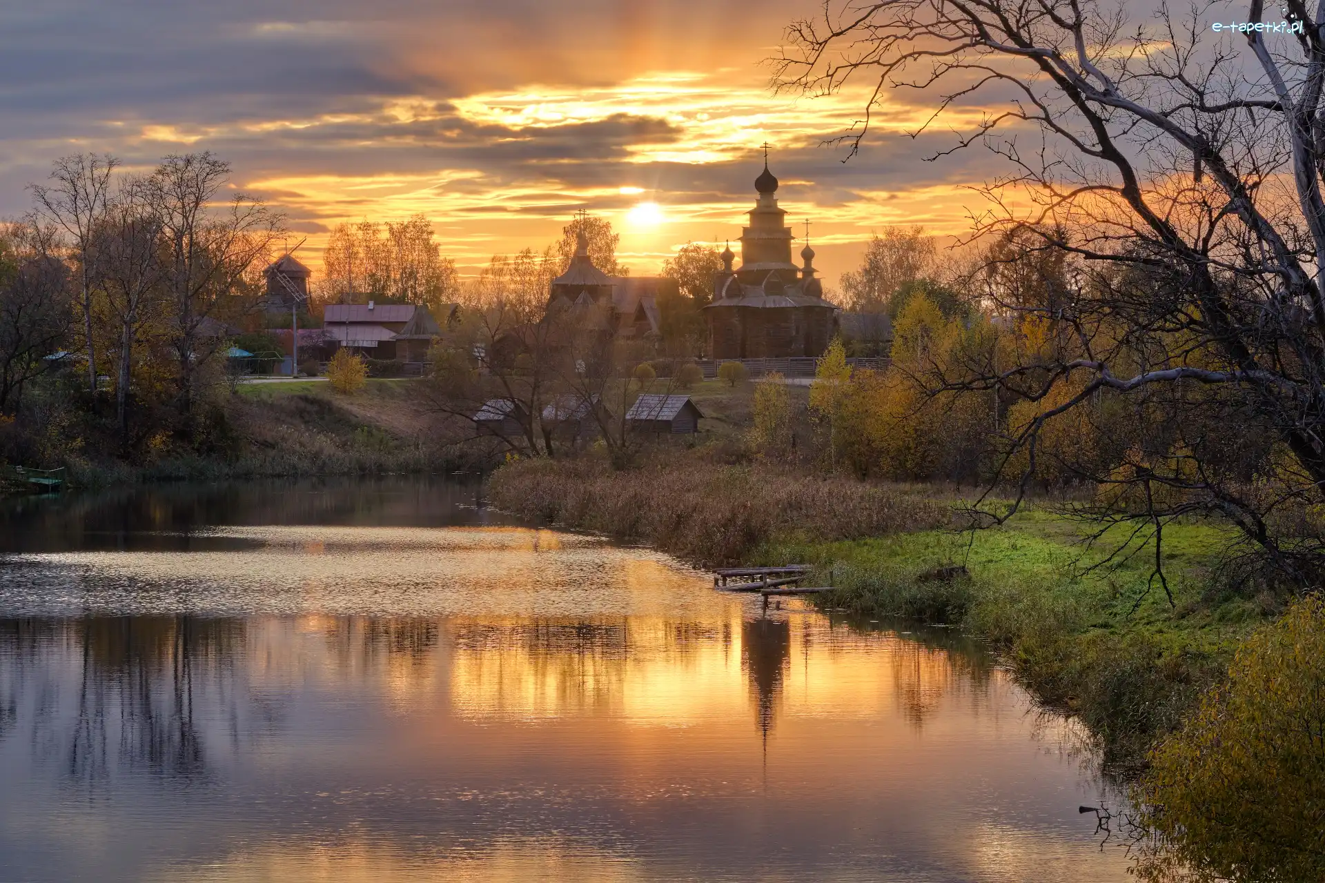 Drzewa, Jesień, Rosja, Obwód włodzimierski, Cerkiew, Rzeka Kamienka, Suzdal, Zachód słońca