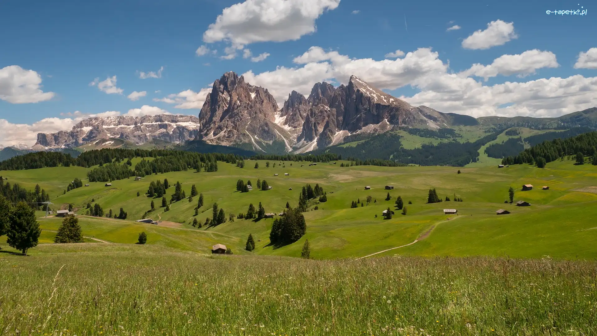 Dolomity, Dolina Val Gardena, Włochy, Chmury, Góry Sassolungo, Domy, Drzewa, Płaskowyż Seiser Alm