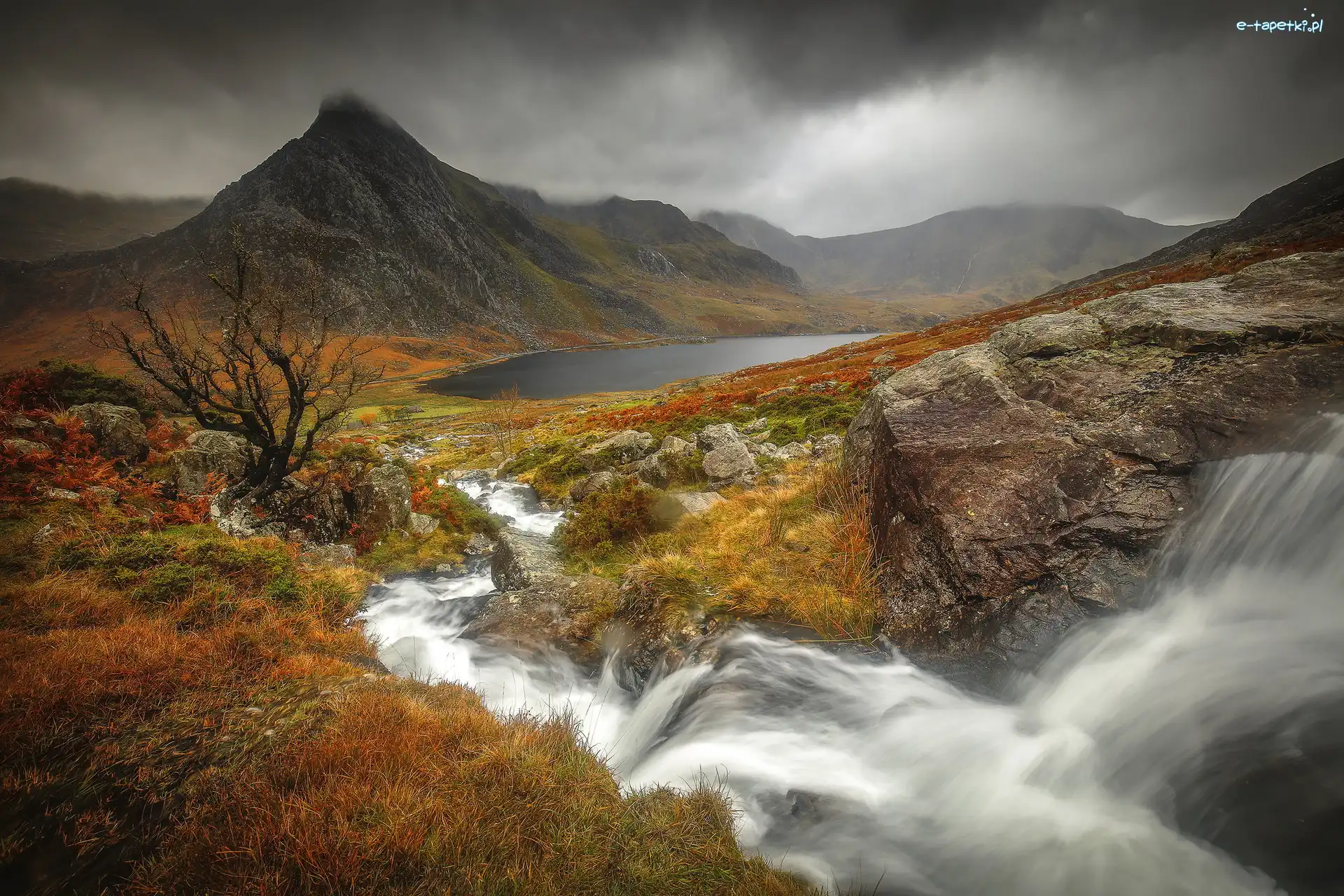 Dolina, Góry, Park Narodowy Snowdonia, Jezioro Ogwen, Walia, Jesień, Skały, Chmury, Rzeka, Szczyt Tryfan, Roślinność
