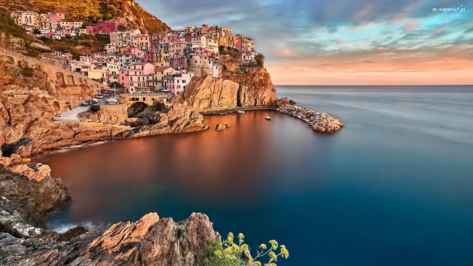 Kolorowe, Cinque Terre, Miejscowość Manarola, Gmina Riomaggiore, Włochy, Chmury, Zatoka, Morze Liguryjskie, Domy