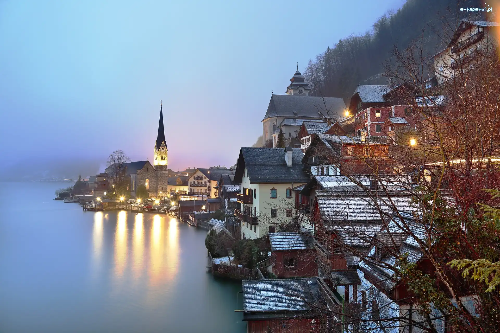 Mgła, Miasto Hallstatt, Domy, Jezioro Hallstattersee, Austria, Alpy, Kościół