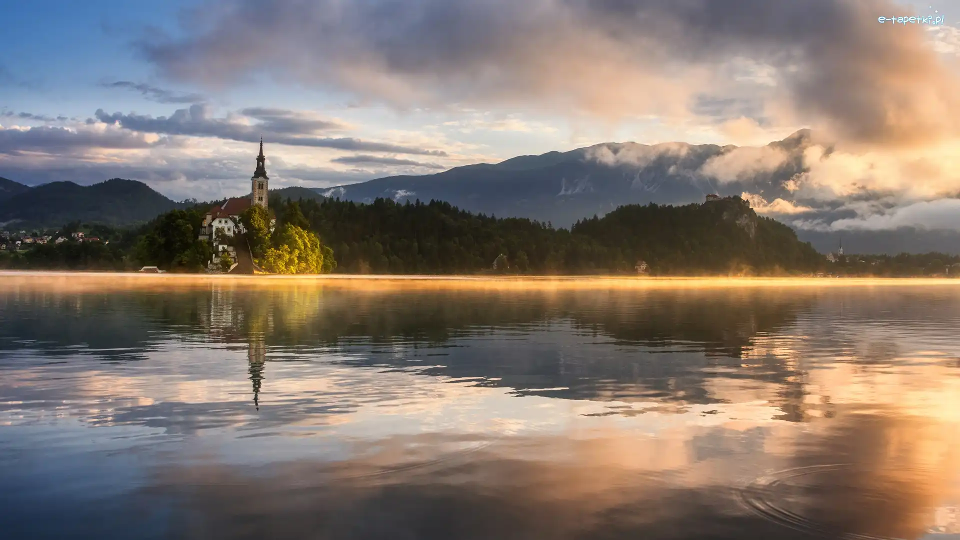 Mgła, Kościół, Drzewa, Wschód słońca, Góry Alpy Julijskie, Jezioro Bled, Las, Słowenia, Wyspa Blejski Otok, Chmury