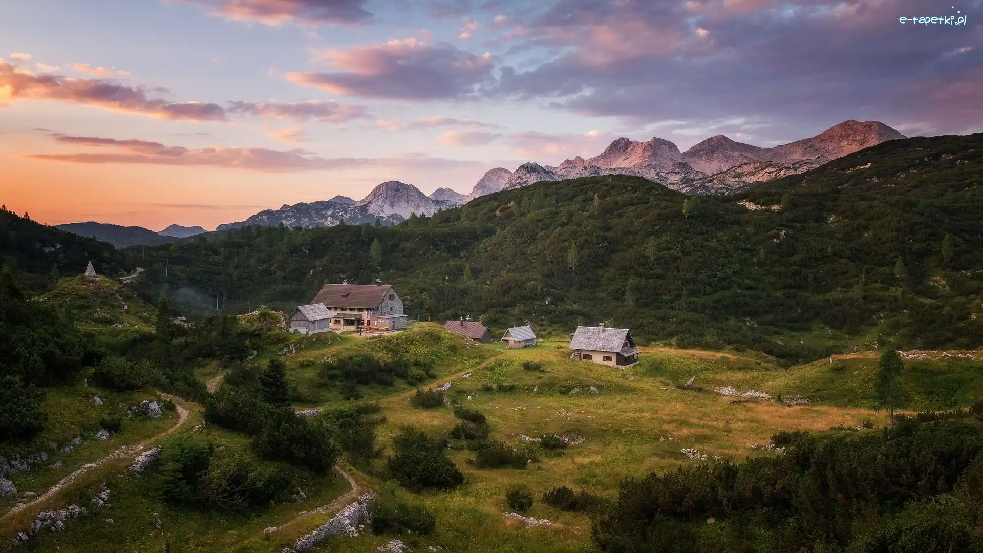 Drogi, Domy, Płaskowyż Komna, Alpy Julijskie, Góry, Słowenia, Gmina Kranjska Gora, Las, Chmury
