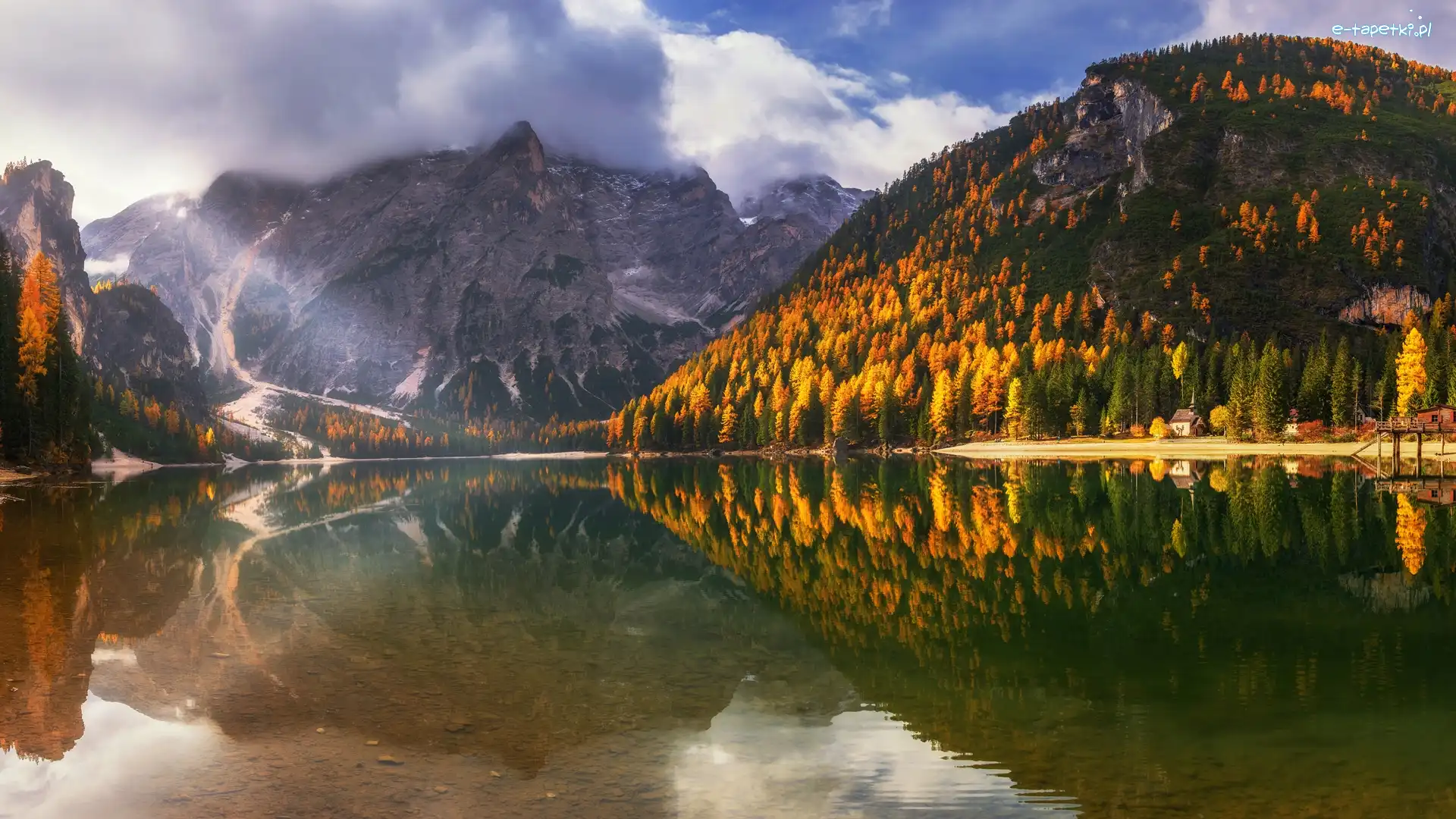Dolina Pustertal, Dolomity, Włochy, Chmury, Jezioro Pragser Wildsee, Las, Jesień, Góry