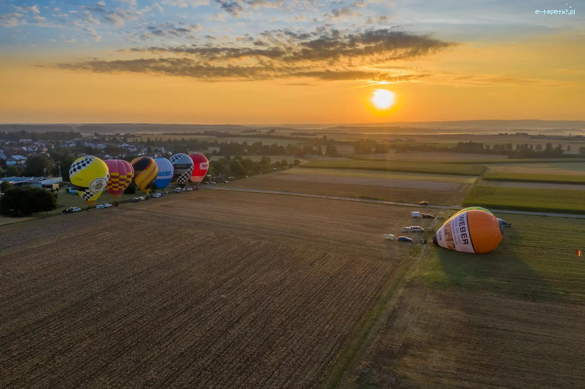 Pole, Wschód słońca, Drzewa, Balony