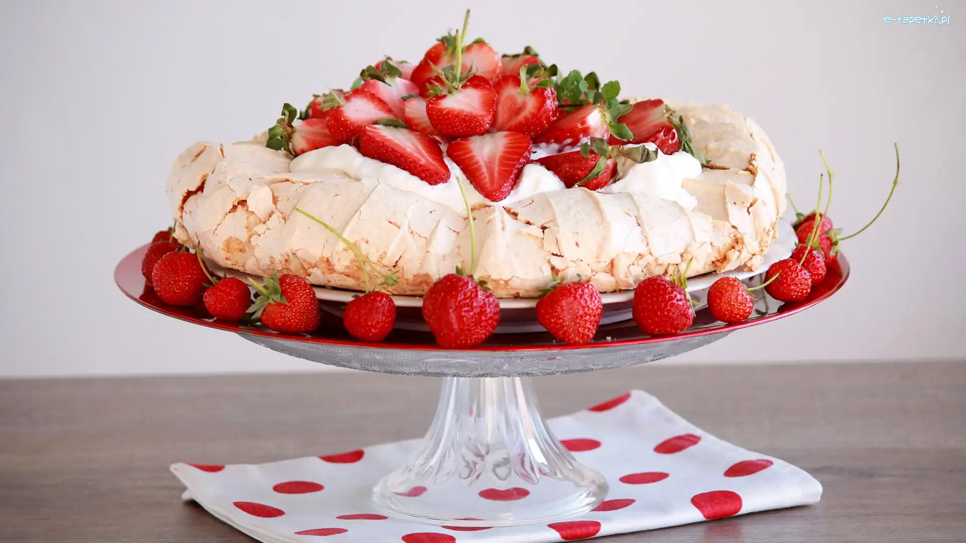 Truskawki, Beza, Tort bezowy