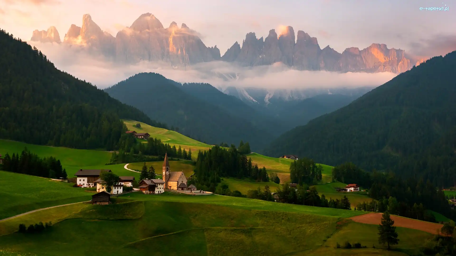 Kościół, Dolomity, Włochy, Dolina Val di Funes, Wieś Santa Maddalena, Domy, Mgła, Góry