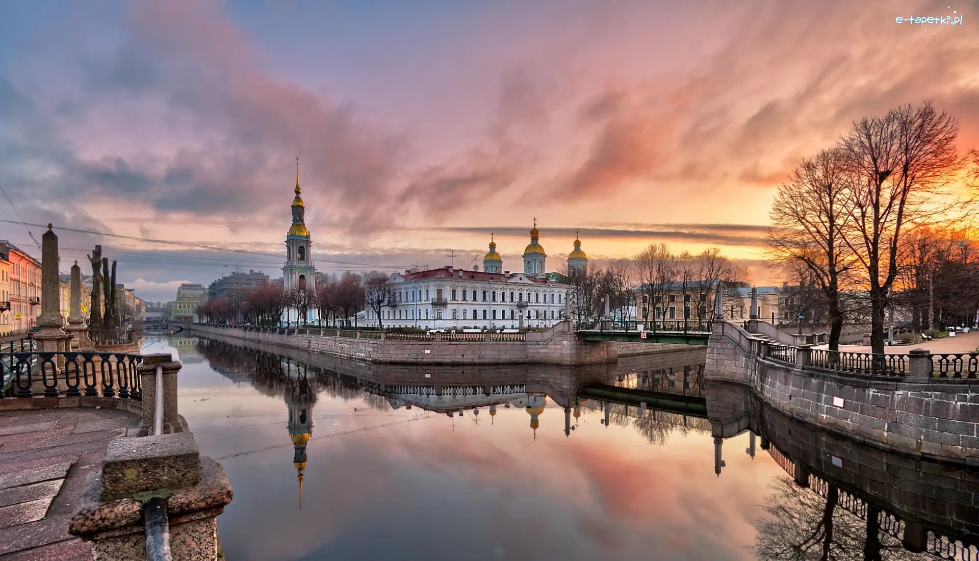 Sobór św. Mikołaja i Objawienia Pańskiego, Sankt Petersburg, Chmury, Zachód słońca, Cerkiew, Most, Kanał Kryukowski, Rosja