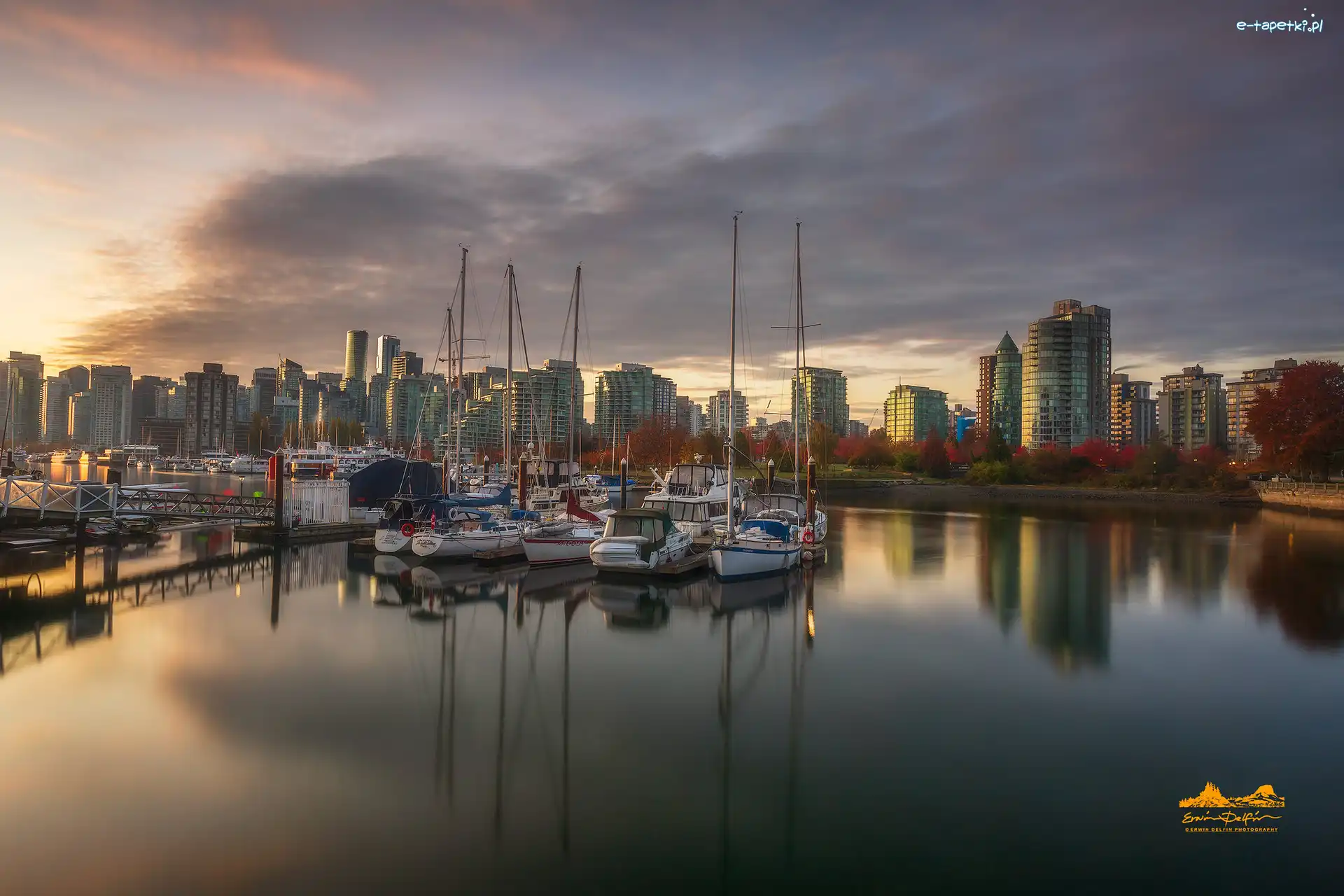 Jachty, Klub jachtowy, Przystań, Chmury, Vancouver, Prowincja Kolumbia Brytyjska, Żaglówki, Jesień, Wschód słońca, Kanada, Wieżowce, Stanley Park Marina